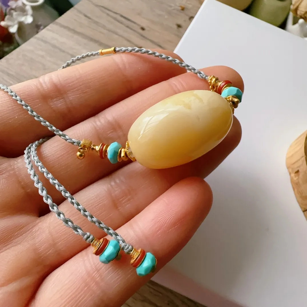 天然蜜蜡锁骨链蜜蜡枣珠，搭配天然绿松石 南红，18k金配饰手工编绳，规格27*17mm，重7.37克