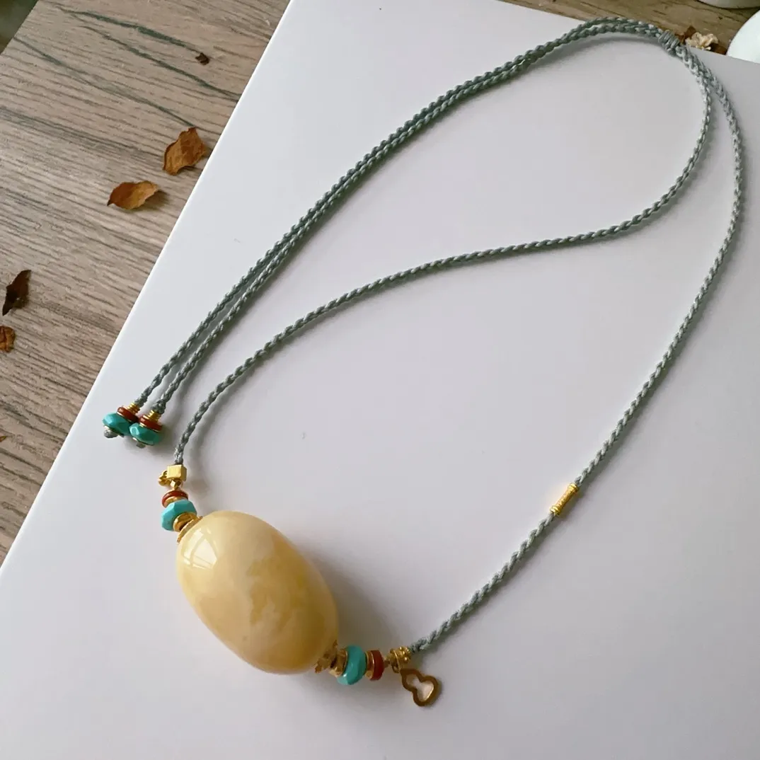 天然蜜蜡锁骨链蜜蜡枣珠，搭配天然绿松石 南红，18k金配饰手工编绳，规格27*17mm，重7.37克
