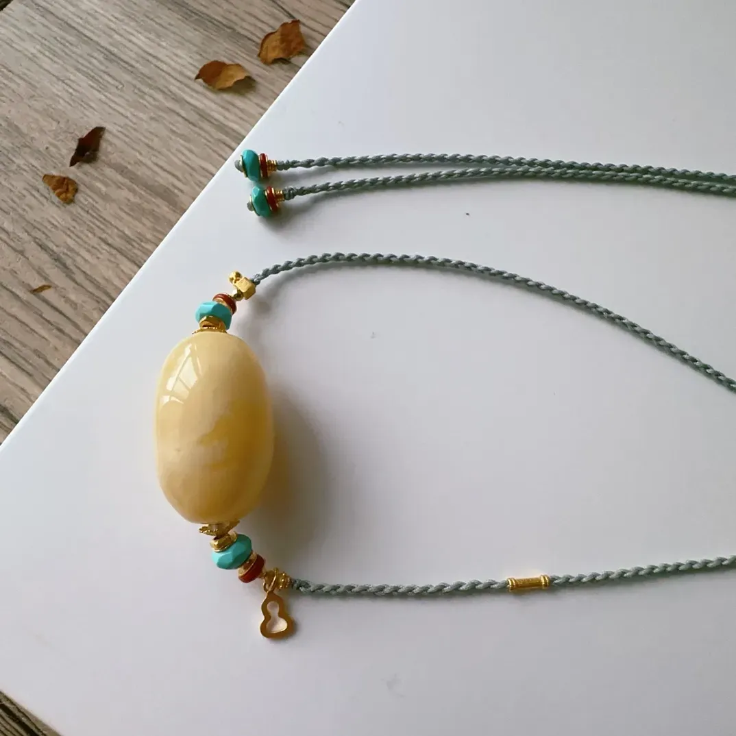 天然蜜蜡锁骨链蜜蜡枣珠，搭配天然绿松石 南红，18k金配饰手工编绳，规格27*17mm，重7.37克