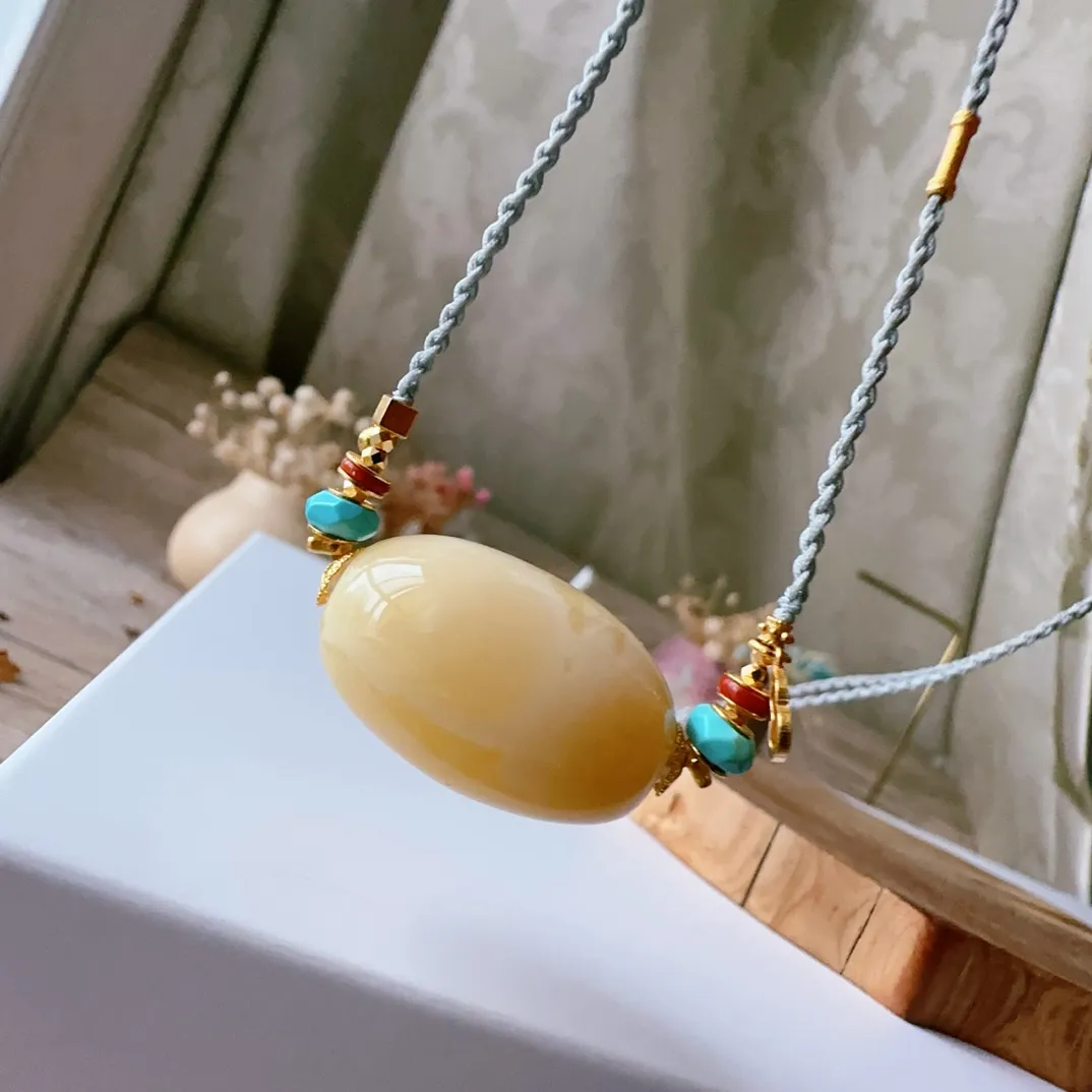 天然蜜蜡锁骨链蜜蜡枣珠，搭配天然绿松石 南红，18k金配饰手工编绳，规格27*17mm，重7.37克