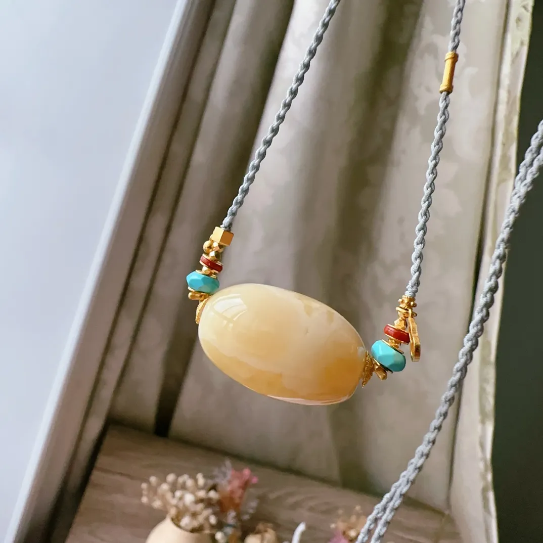 天然蜜蜡锁骨链蜜蜡枣珠，搭配天然绿松石 南红，18k金配饰手工编绳，规格27*17mm，重7.37克