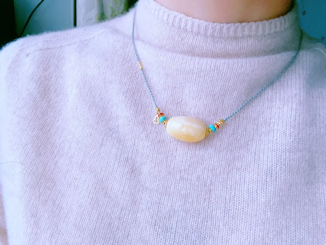 天然蜜蜡锁骨链蜜蜡枣珠，搭配天然绿松石 南红，18k金配饰手工编绳，规格27*17mm，重7.37克