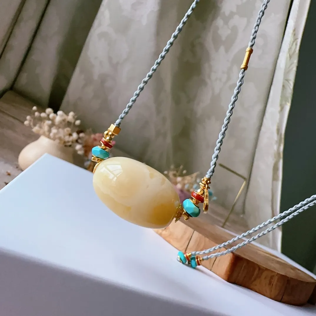 天然蜜蜡锁骨链蜜蜡枣珠，搭配天然绿松石 南红，18k金配饰手工编绳，规格27*17mm，重7.37克