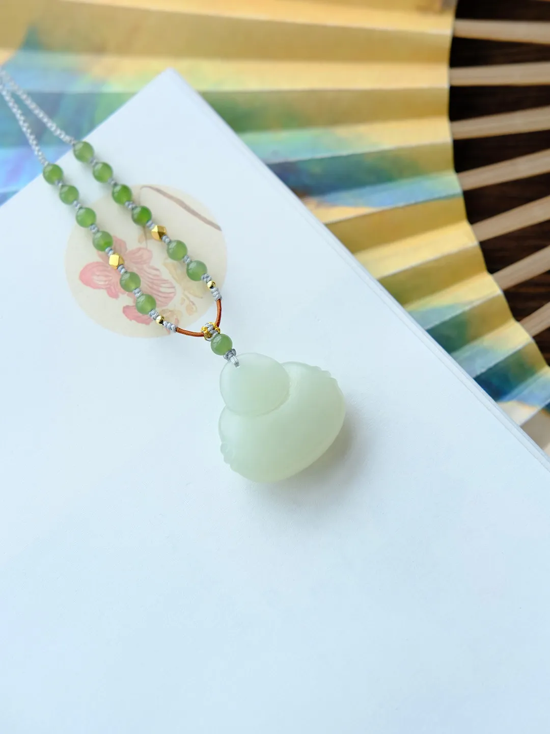 天然和田玉高冰晴水抱抱佛吊坠，玉质温润，结构细腻，冰料，尺寸22.3️26.5️10.5毫米左右