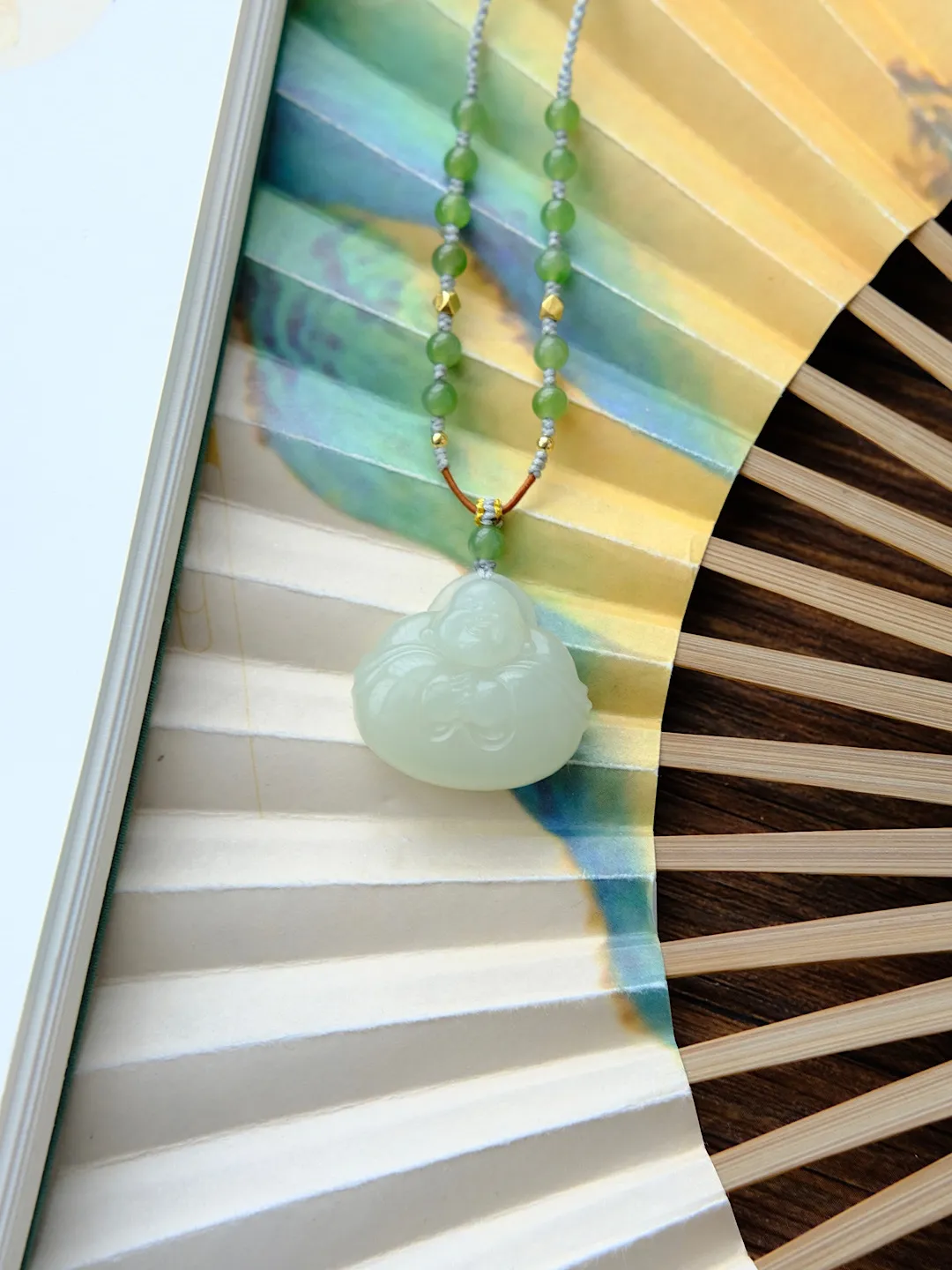 天然和田玉高冰晴水抱抱佛吊坠，玉质温润，结构细腻，冰料，尺寸22.3️26.5️10.5毫米左右