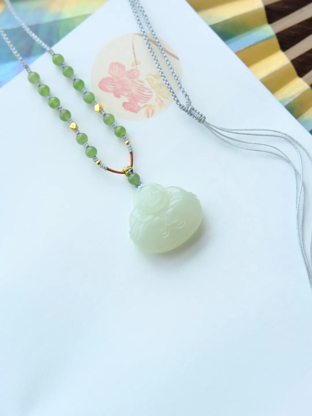 天然和田玉高冰晴水抱抱佛吊坠，玉质温润，结构细腻，冰料，尺寸22.3️26.5️10.5毫米左右