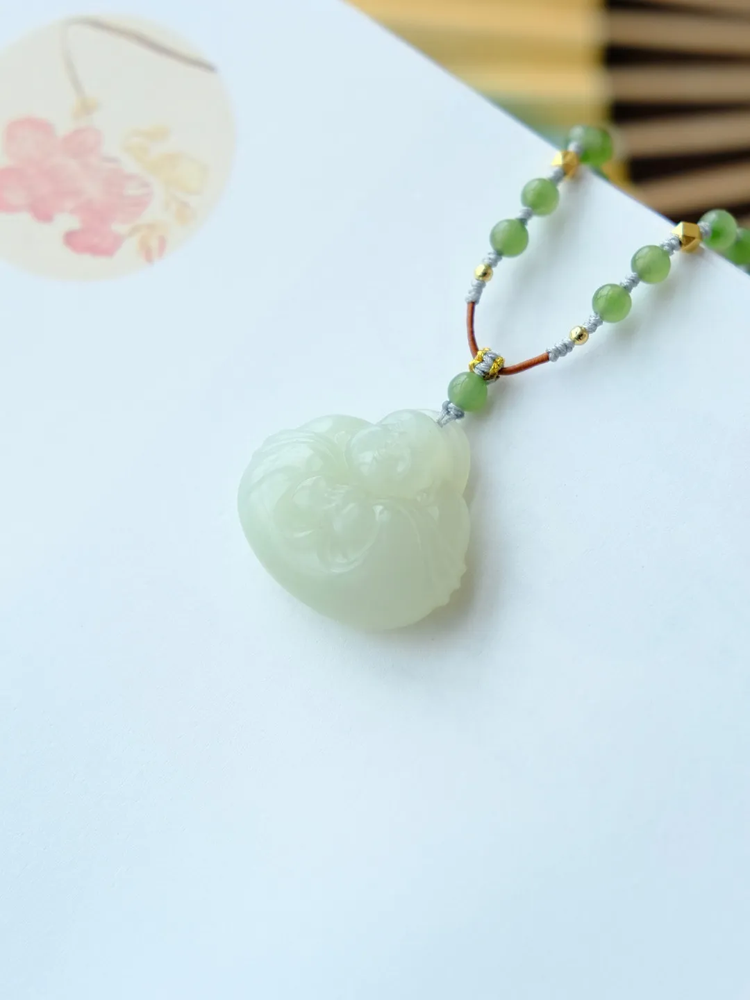 天然和田玉高冰晴水抱抱佛吊坠，玉质温润，结构细腻，冰料，尺寸22.3️26.5️10.5毫米左右