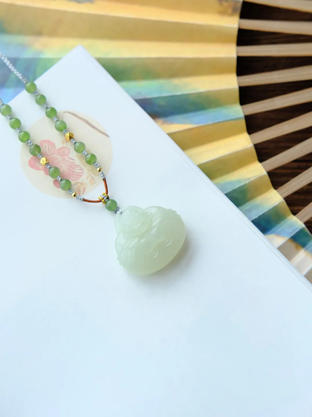 天然和田玉高冰晴水抱抱佛吊坠，玉质温润，结构细腻，冰料，尺寸22.3️26.5️10.5毫米左右