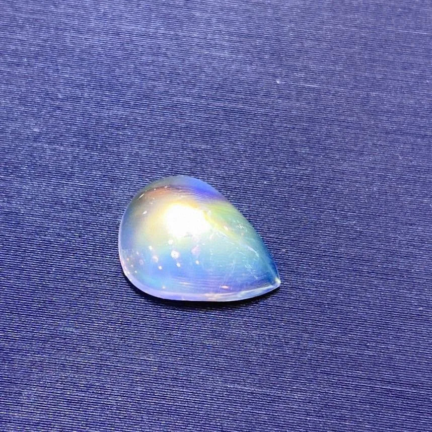 天然月光石 玻璃种 强蓝光 
肉眼干净 饱满圆润 尖角一点彩月
3.8ct 规格12×9×5mm