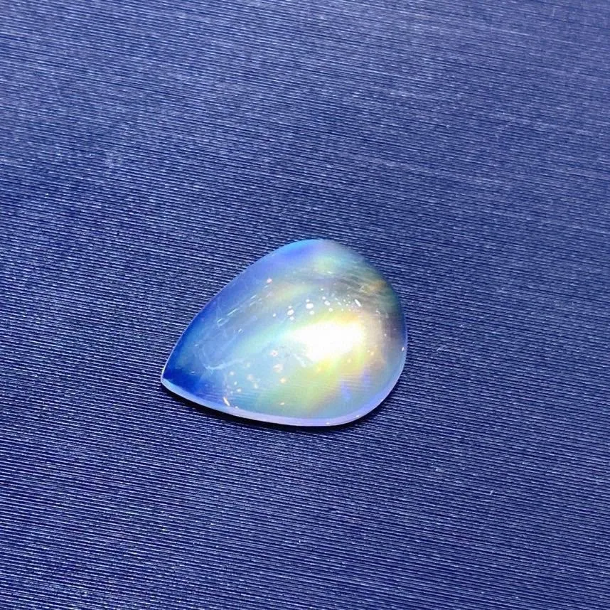天然月光石 玻璃种 强蓝光 
肉眼干净 饱满圆润 尖角一点彩月
3.8ct 规格12×9×5mm