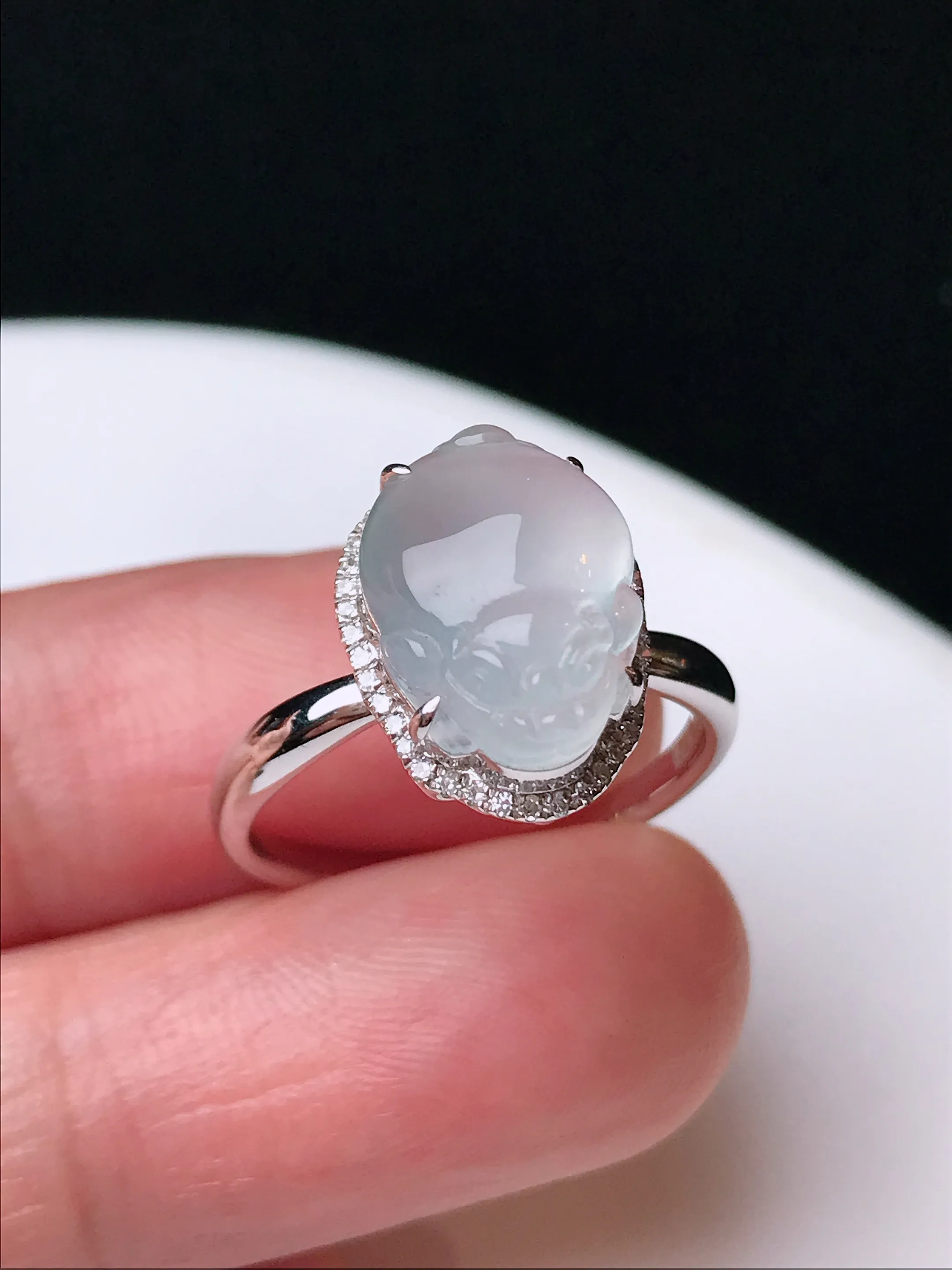 严选推荐戒指，老坑冰种貔貅戒指，18k金钻镶嵌而成，设计新颖独特，品相佳，佩戴效果出众，尽显气
