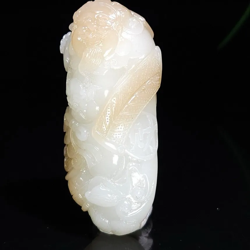 新疆且末糖财神挂件  尺寸72/33/27重94克  糖色红润  脂粉好油性足  手推出油  玉质细腻油润  品相大气