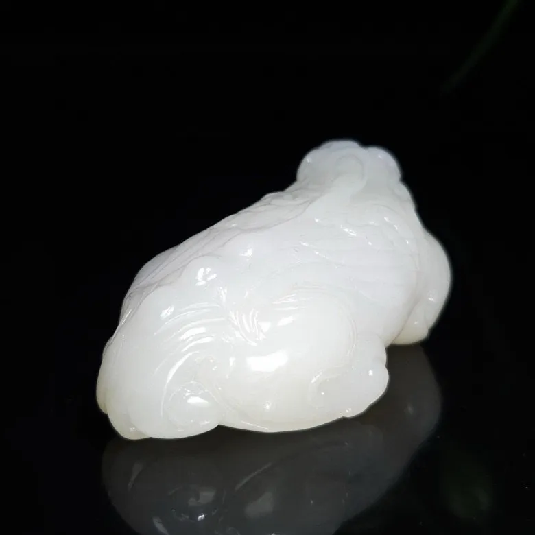 和田玉招财进宝貔貅把件  尺寸88/41/35重219克  脂粉好油性足  手推出油  玉质细腻油润  品相大气