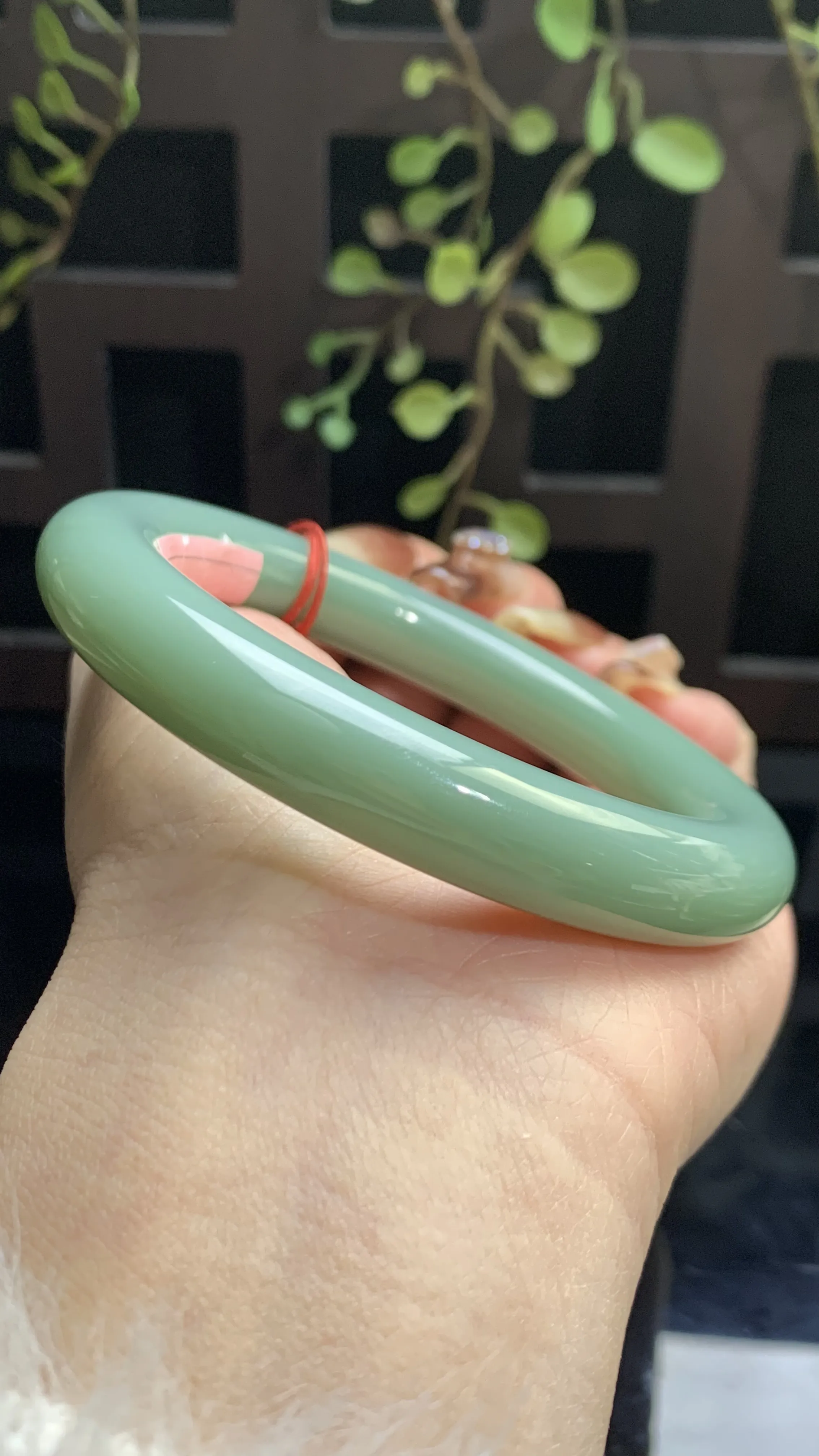 【典藏珍品】粉青！和田玉碧玉54.9圈口粉青肥圆条手镯，玉质细腻油润 底色纯净  无裂无杂无结构 脂粉好，品质好