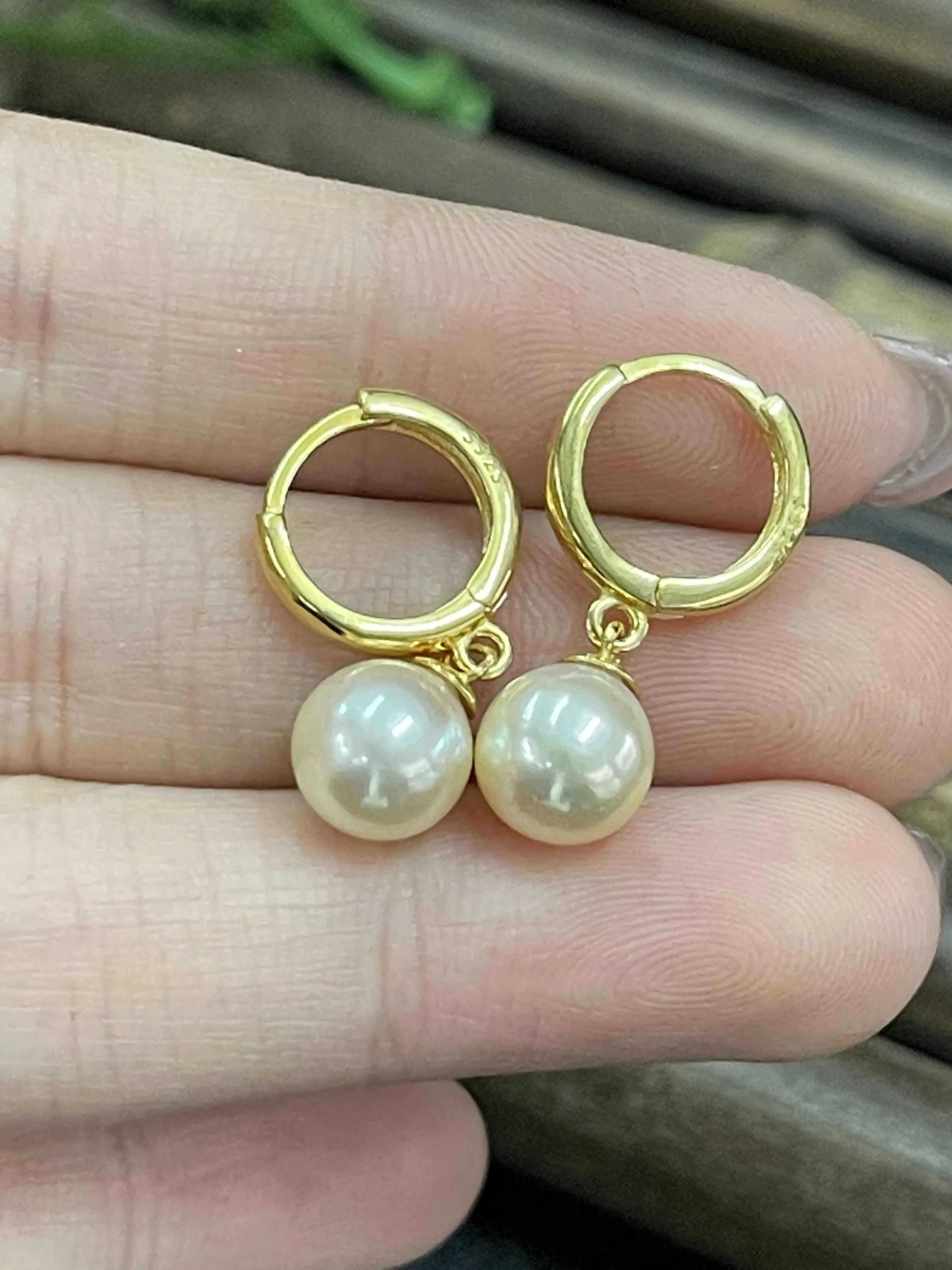 羽皇金珍珠耳钉，印记：S925，珠光宝气，正圆微微瑕，款式好看，佩戴方便