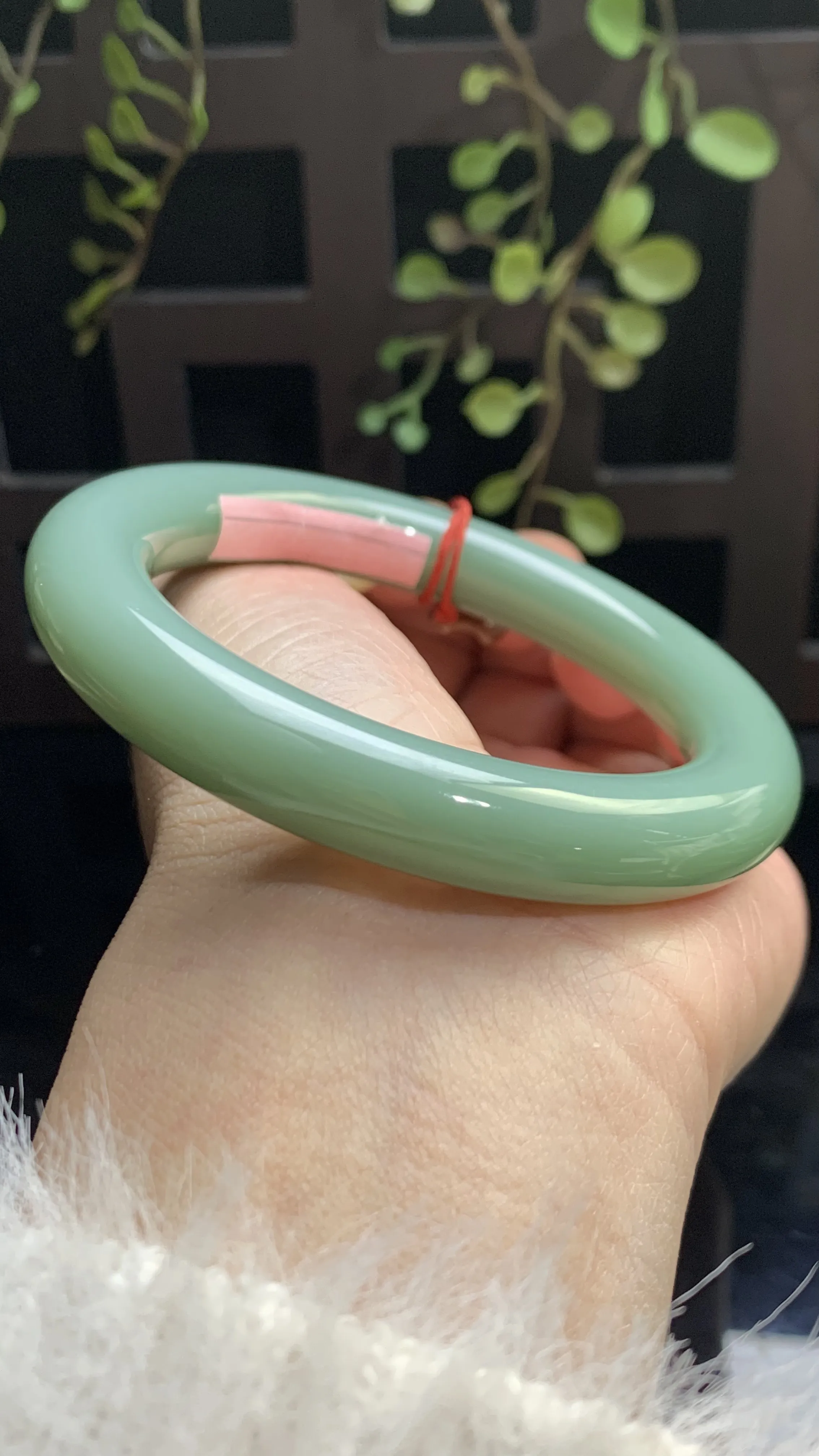 【典藏珍品】粉青！和田玉碧玉54.9圈口粉青肥圆条手镯，玉质细腻油润 底色纯净  无裂无杂无结构 脂粉好，品质好