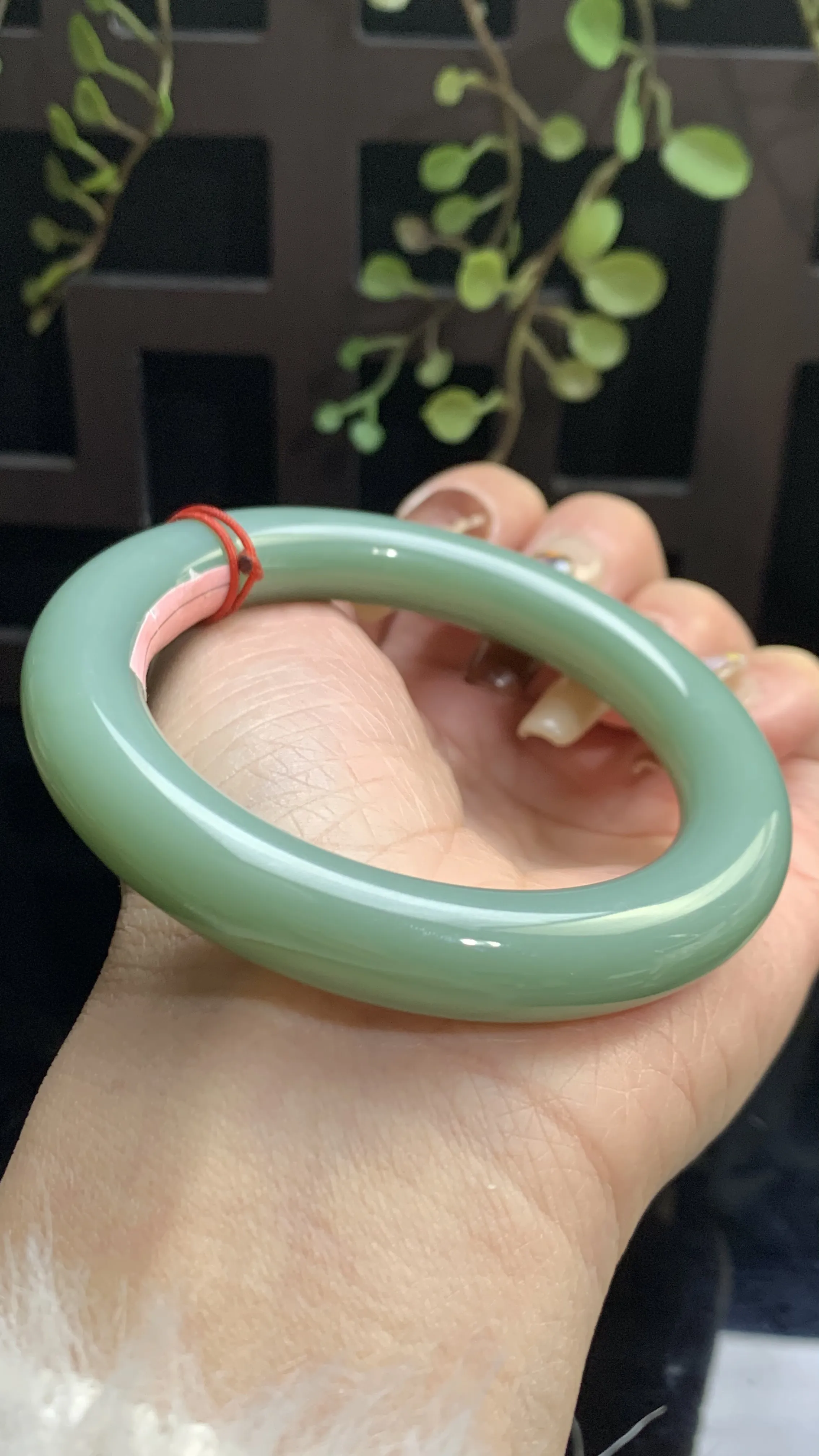 【典藏珍品】粉青！和田玉碧玉54.9圈口粉青肥圆条手镯，玉质细腻油润 底色纯净  无裂无杂无结构 脂粉好，品质好