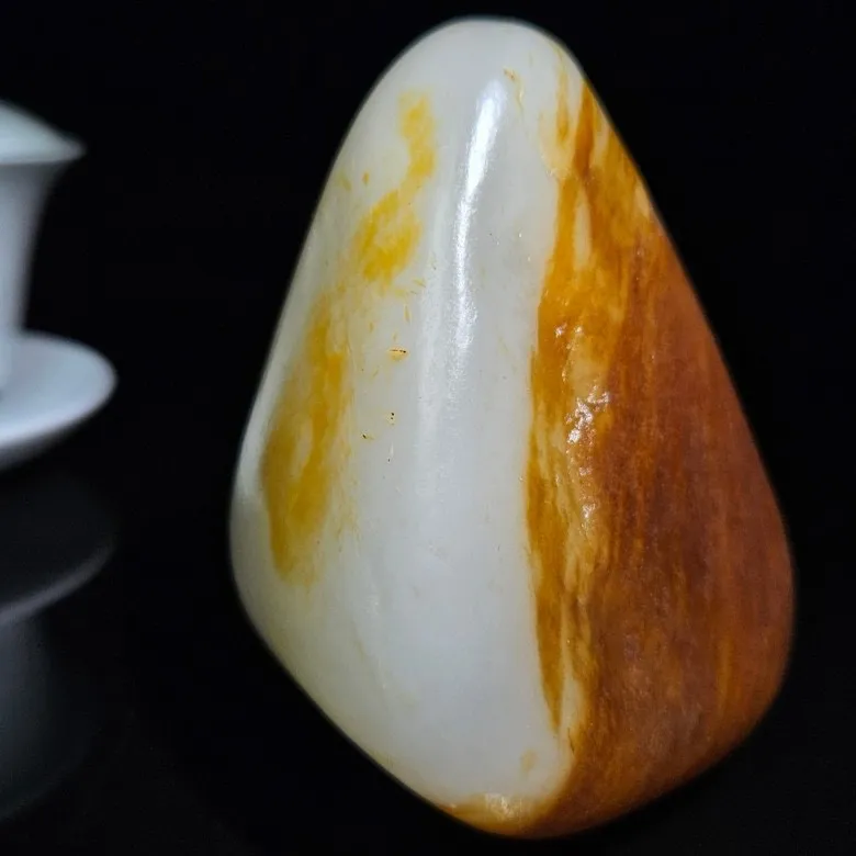 新疆山料原石把件     尺寸90/85/45重342克  玉质滋腻油润，皮色艳丽浓郁，性价比高～吸