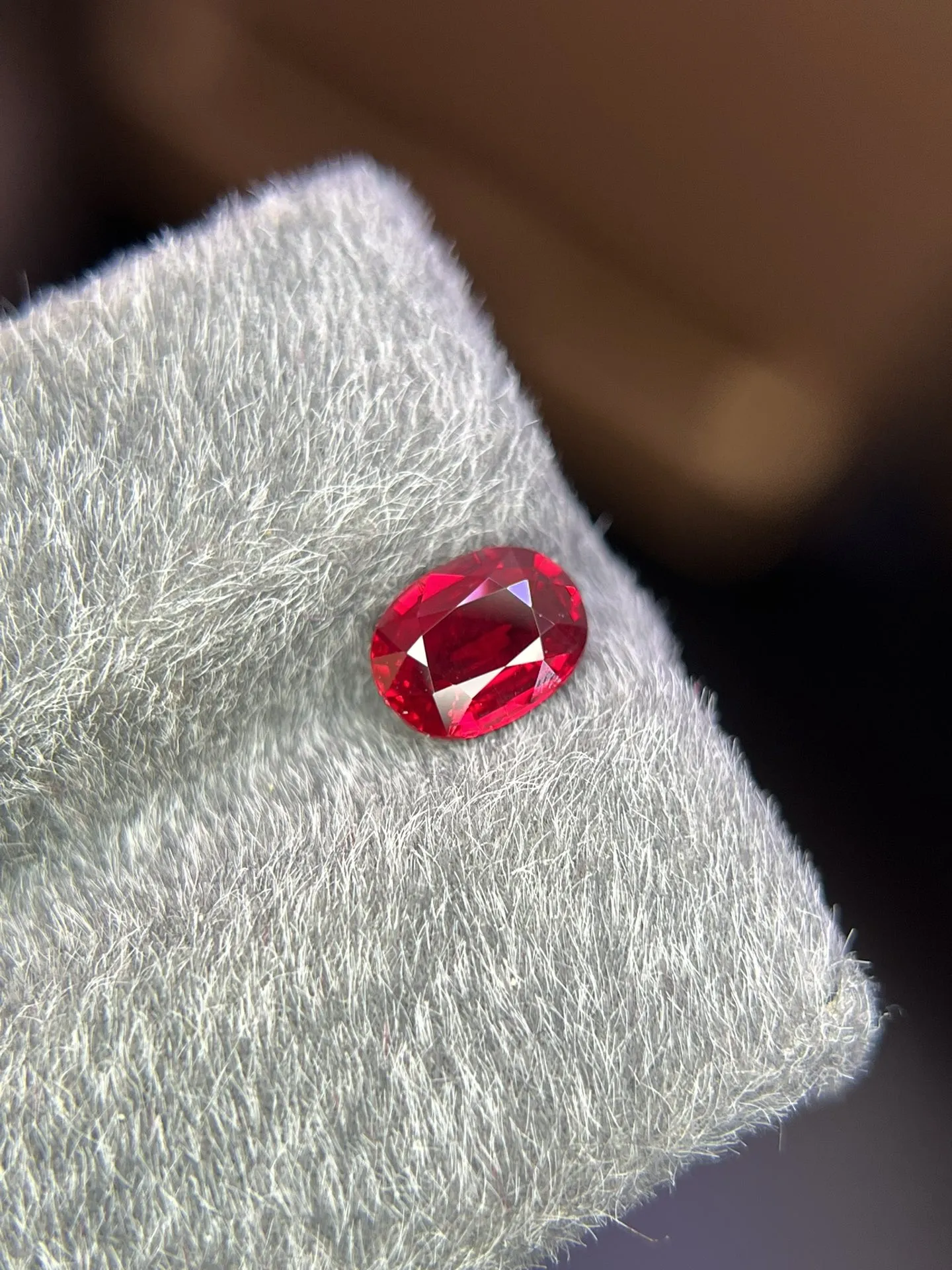 GRS 1.06克拉 椭圆形  鸽血红红宝石颜色漂亮，不黑不暗，晶体干净 底部侧边角有个矿痕   