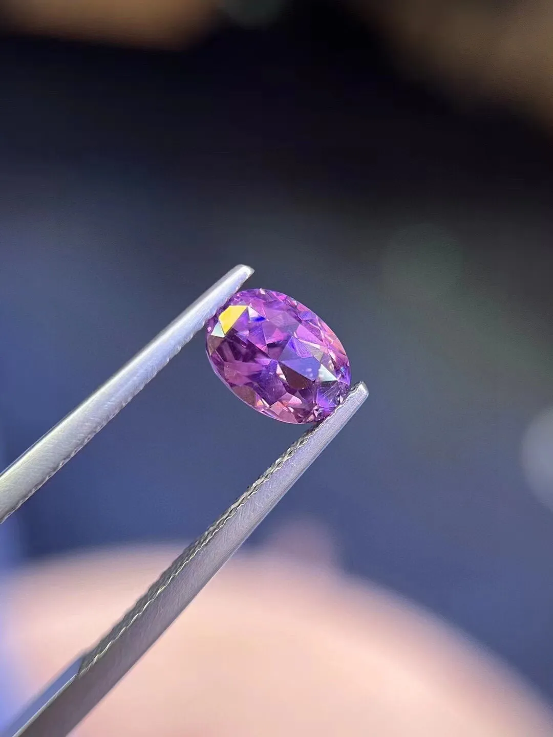 椭圆形 1.72克拉 紫色尖晶石 浪漫的紫罗兰颜色，肉眼干净，火彩好，规格都在证书上