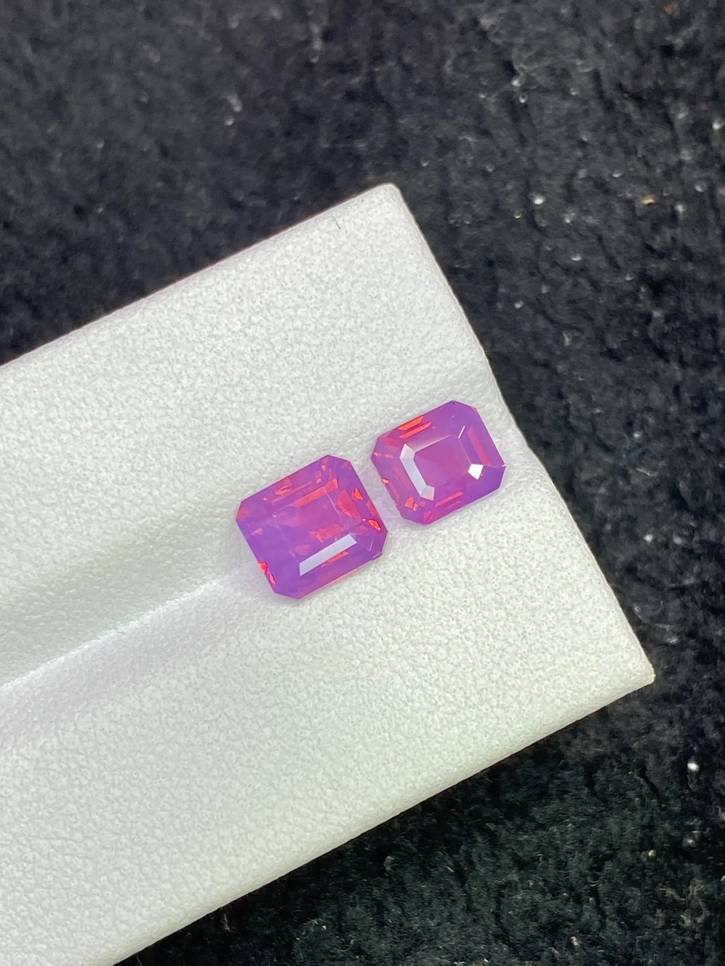 1.53+2.04克拉天然紫粉色蓝宝裸石一组。AIG证书，仙女专属梦幻色，祖母绿切，满彩净体