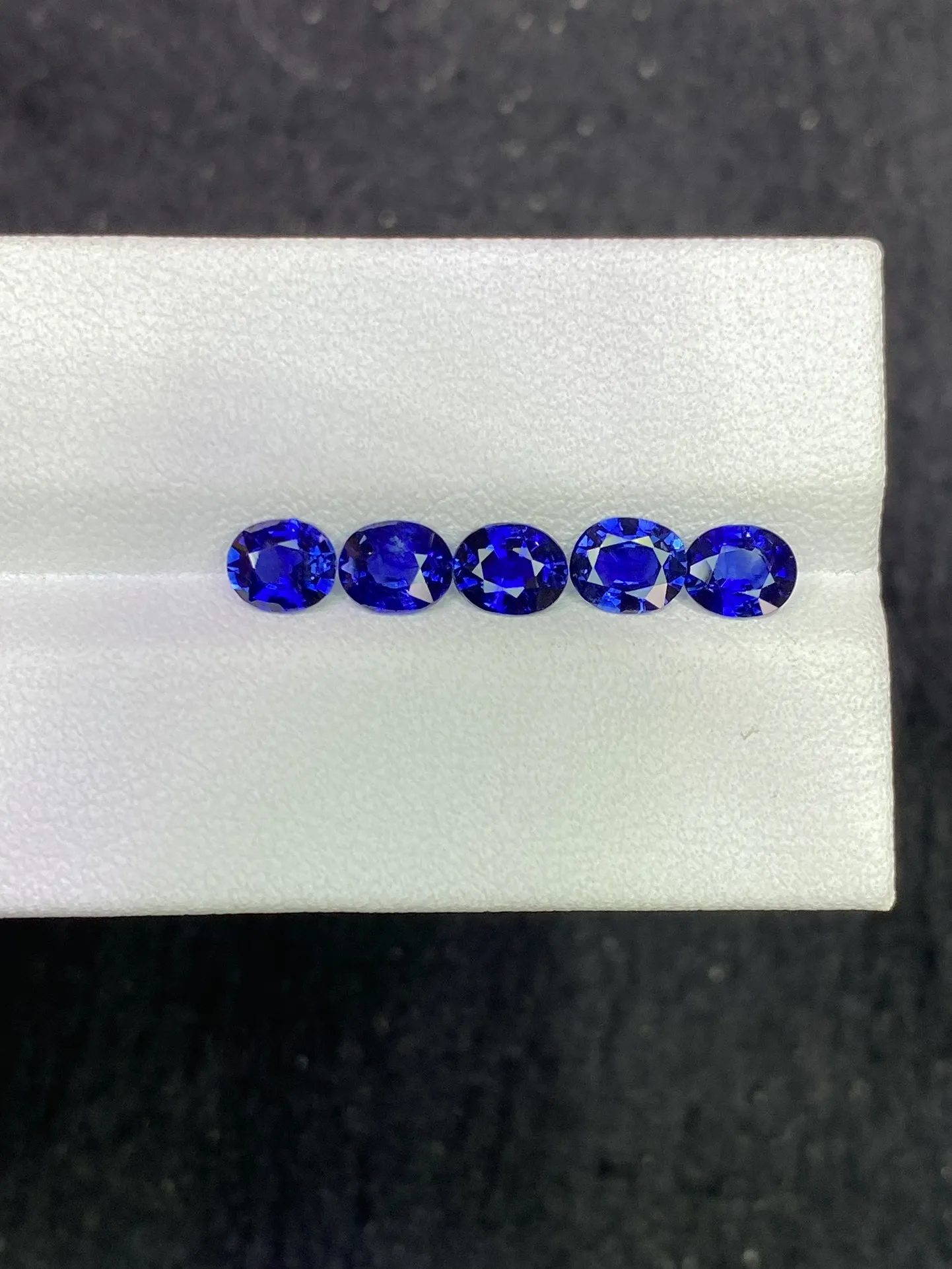 2.82克拉天然皇家蓝蓝宝石裸石一组//色色标级皇家蓝色，周正椭圆形，台面显大，火彩好，颗颗干净。尺