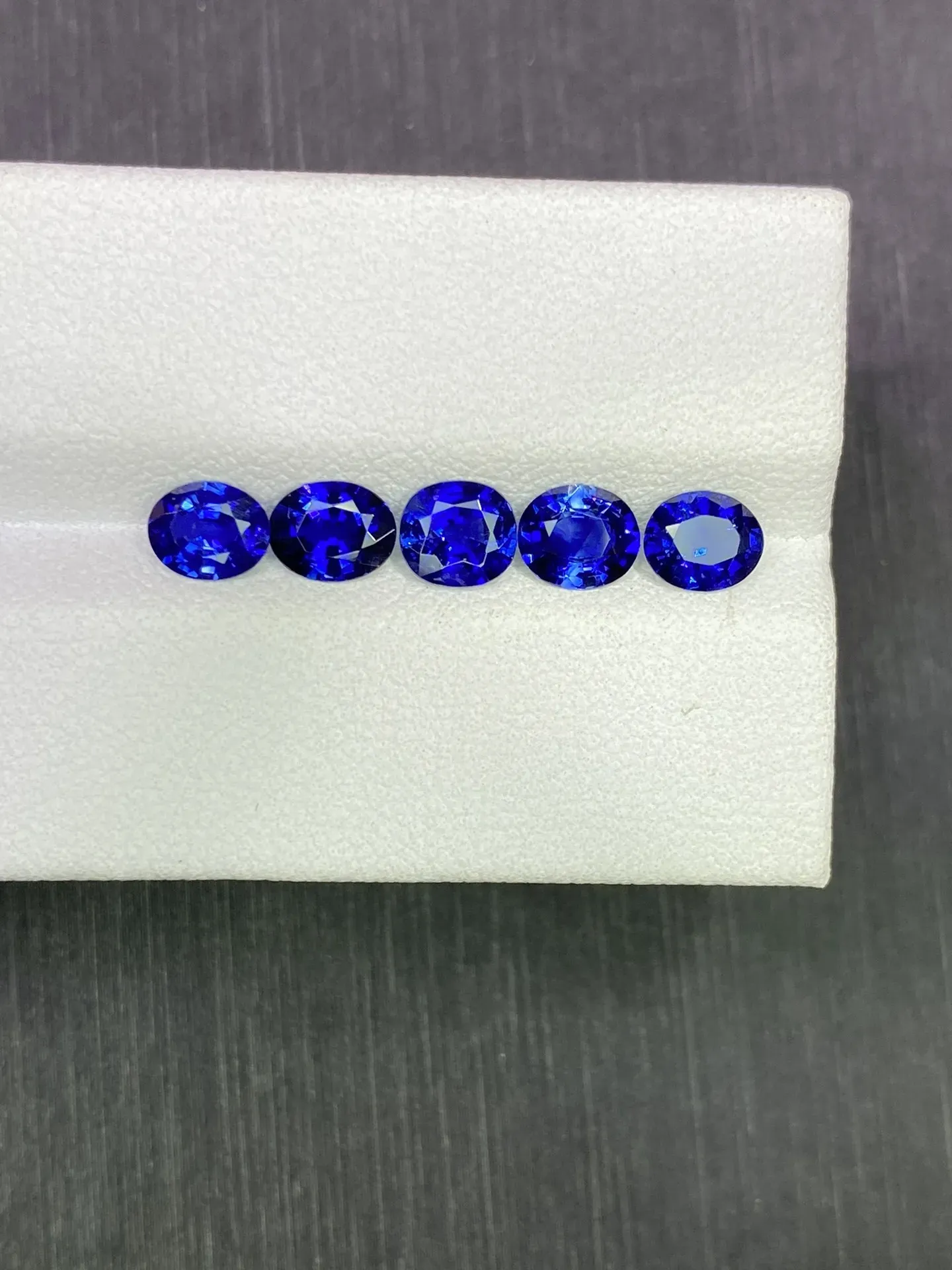 2.93克拉天然皇家蓝蓝宝石裸石一组/色标级皇家蓝色，周正椭圆形，台面显大，火彩好，颗颗干净。尺寸：