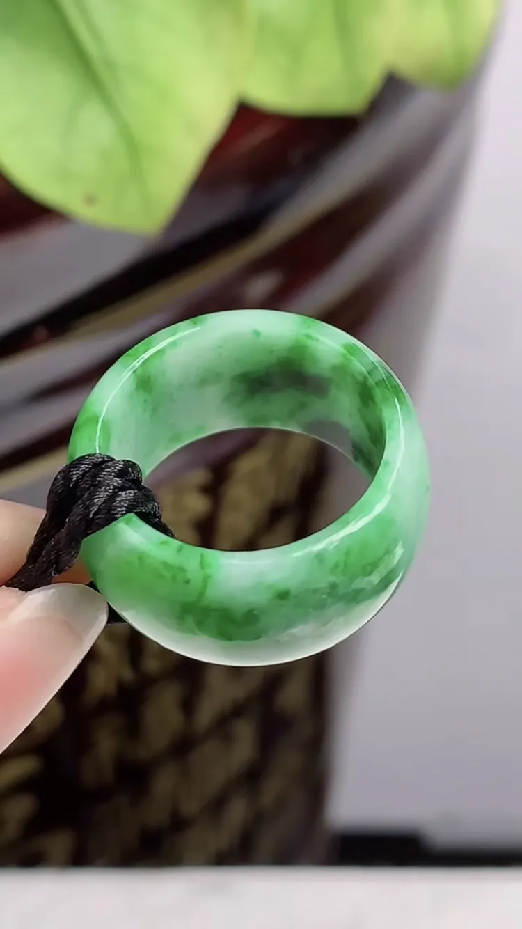 天然翡翠,老坑全胶感满绿指环戒指，尺寸:19-12.8-3.5mm，7.73