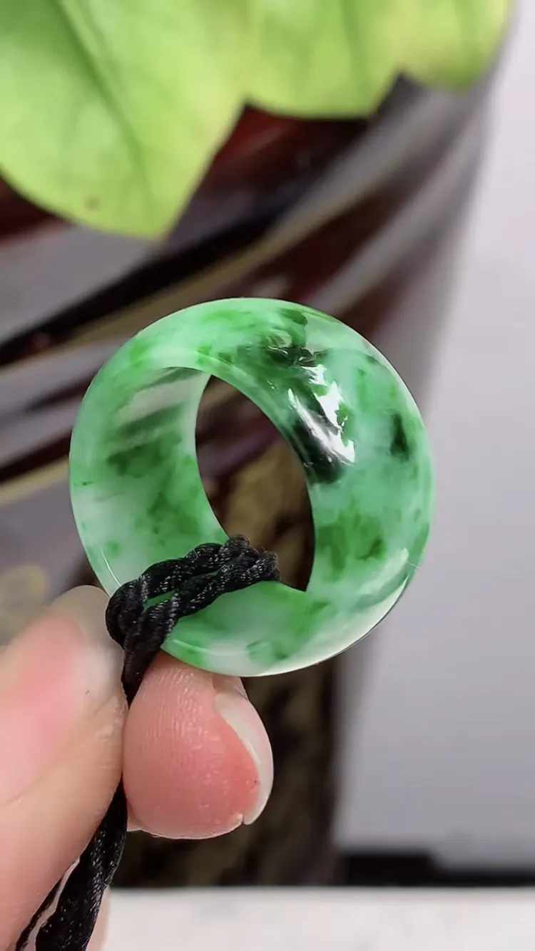 天然翡翠,老坑全胶感满绿指环戒指，尺寸:19-12.8-3.5mm，7.73