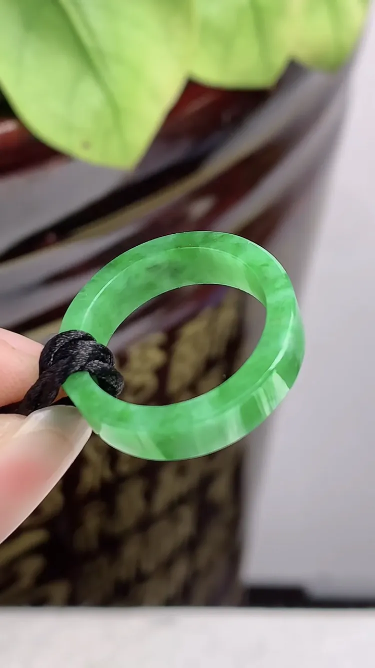 天然翡翠,老坑全胶感满绿指环戒指，尺寸:18-5.3-2.5mm，2.92