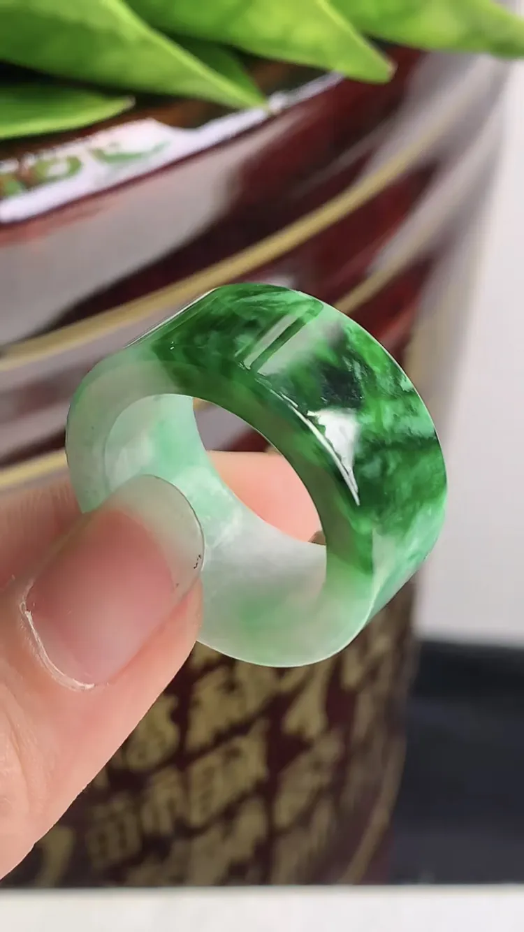 天然翡翠,老坑全胶感飘绿指环扳指，尺寸:22.2-13-4.5mm，16.02