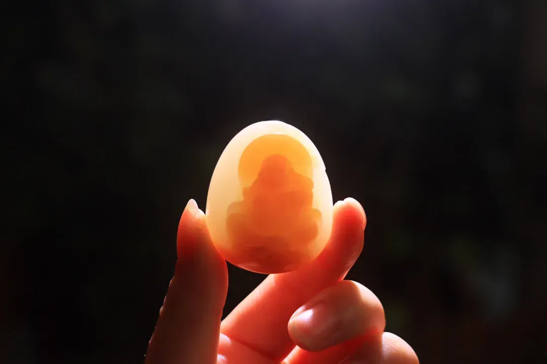 〈糖白·弥勒笑佛〉

小精品～新疆和田且末糖白玉，苏工精雕，肉质油，干净均匀～雕刻弥勒佛，开怀大笑，造型饱满，做工精细传神～佩戴护佑平安，吉祥纳福
规格：39.8/33.5/22重47.6