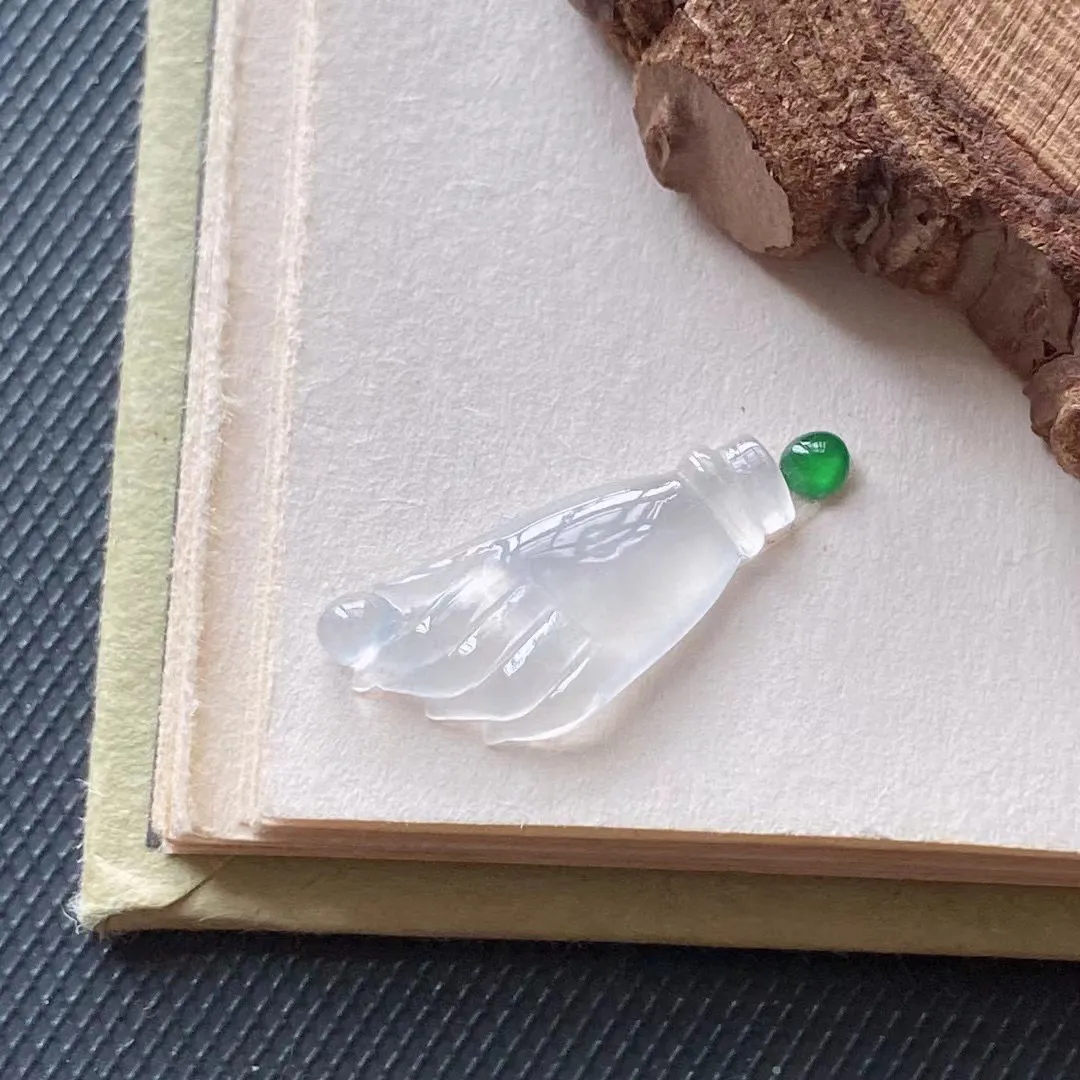 天然翡翠玻璃种观音手 掌上明珠吊坠 玉质透澈 搭配绿色小蛋面 尺寸21*9.5*3.1mm