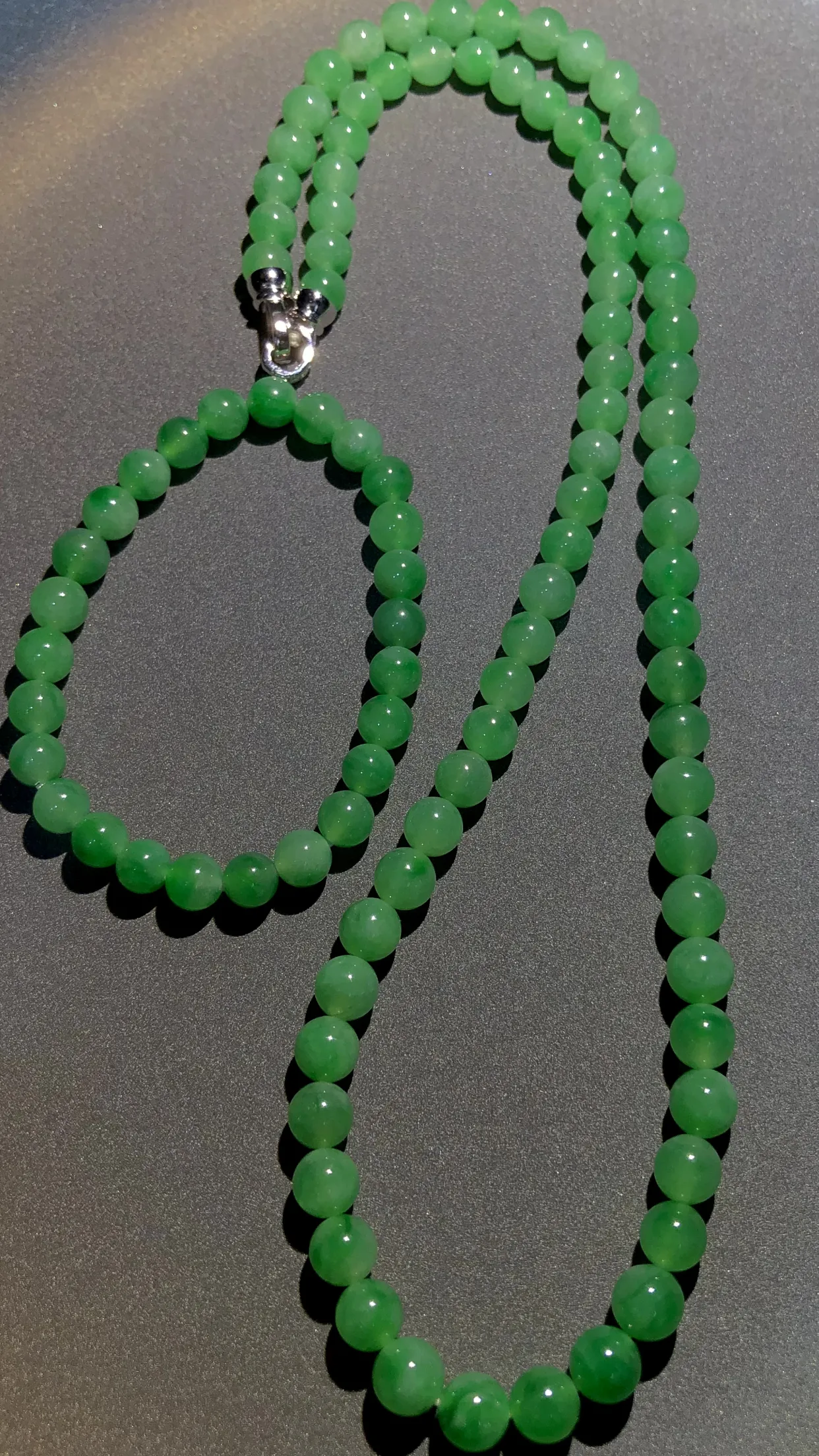 绿珠链项链+手链，
项链直径6.6～7.6mm，76粒，
总长约550mm，18K金伴天然钻石扣子，