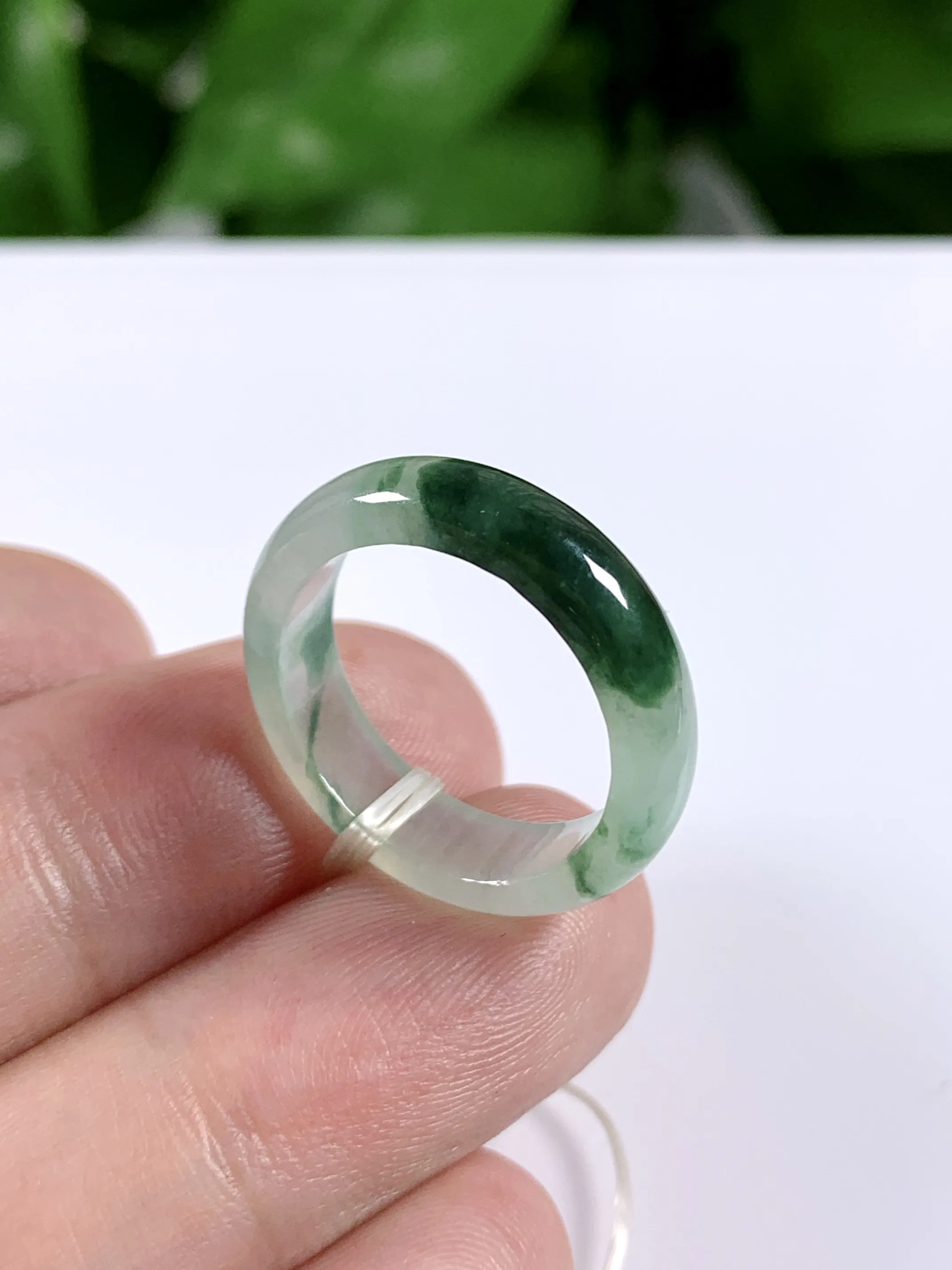 缅甸天然翡翠A货，冰种起光飘花指环戒指，尺寸：圈口内径18.3mm=18号，宽厚5.7/3mm，重量