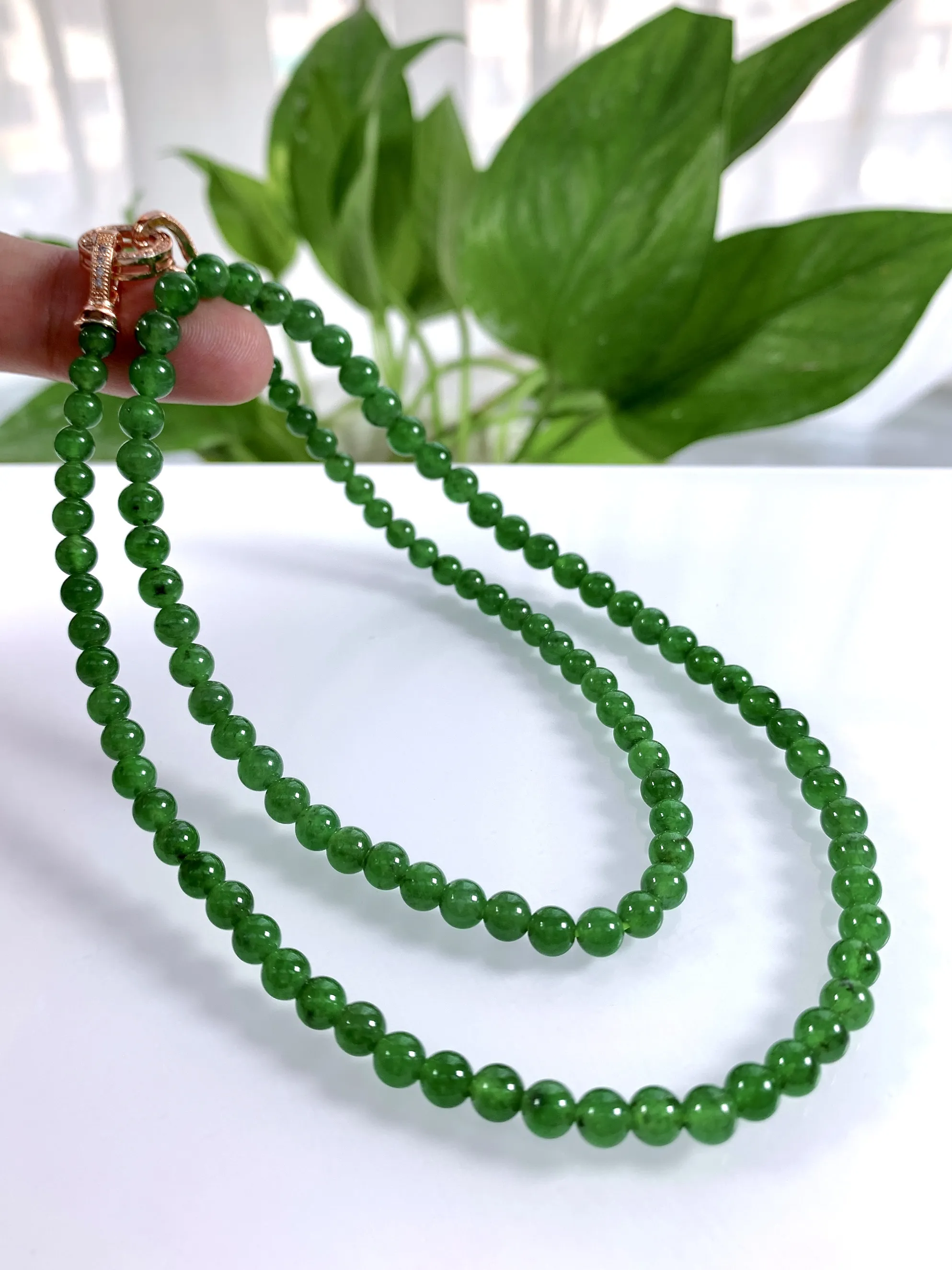 缅甸天然翡翠A货，冰种起胶满绿阳绿步步高升塔珠圆珠项链，尺寸：大珠6.3mm小珠4.5mm/111颗