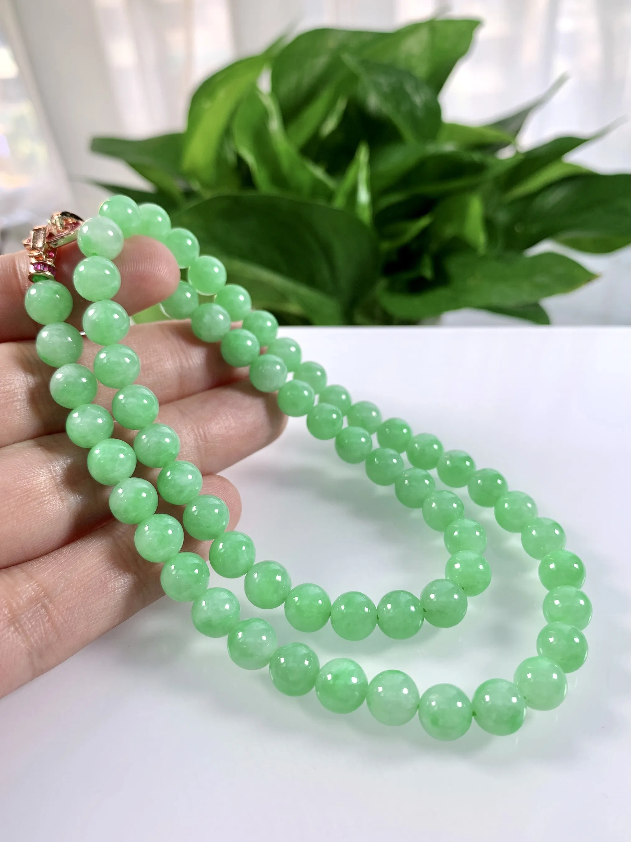 缅甸天然翡翠A货，卡8冰糯种满绿果阳绿圆珠锁骨项链，尺寸：珠子8mm/63颗，长度490mm，重量：