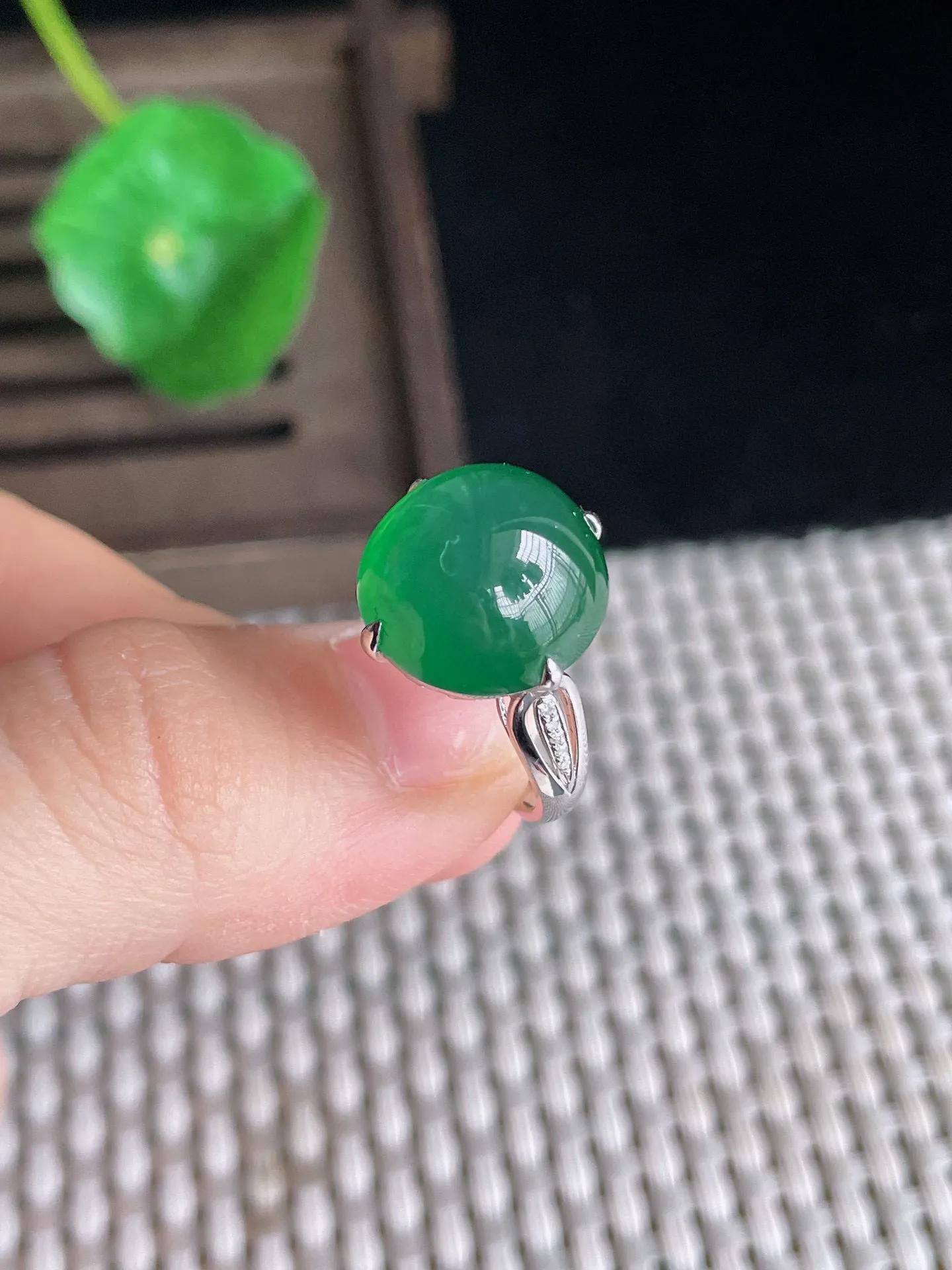 天然翡翠,老坑全胶感18k金满绿蛋面戒指，尺寸:17.3-13.6mm，5.18