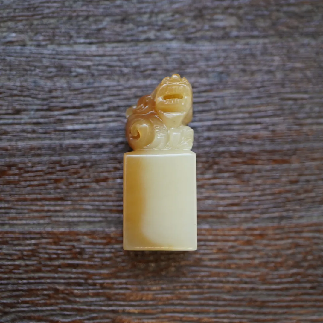【和田玉 糖料俏色貔貅印章】一款非常精致漂亮的老坑和田玉糖料俏色貔貅印章 苏工手工制作 工艺精湛 