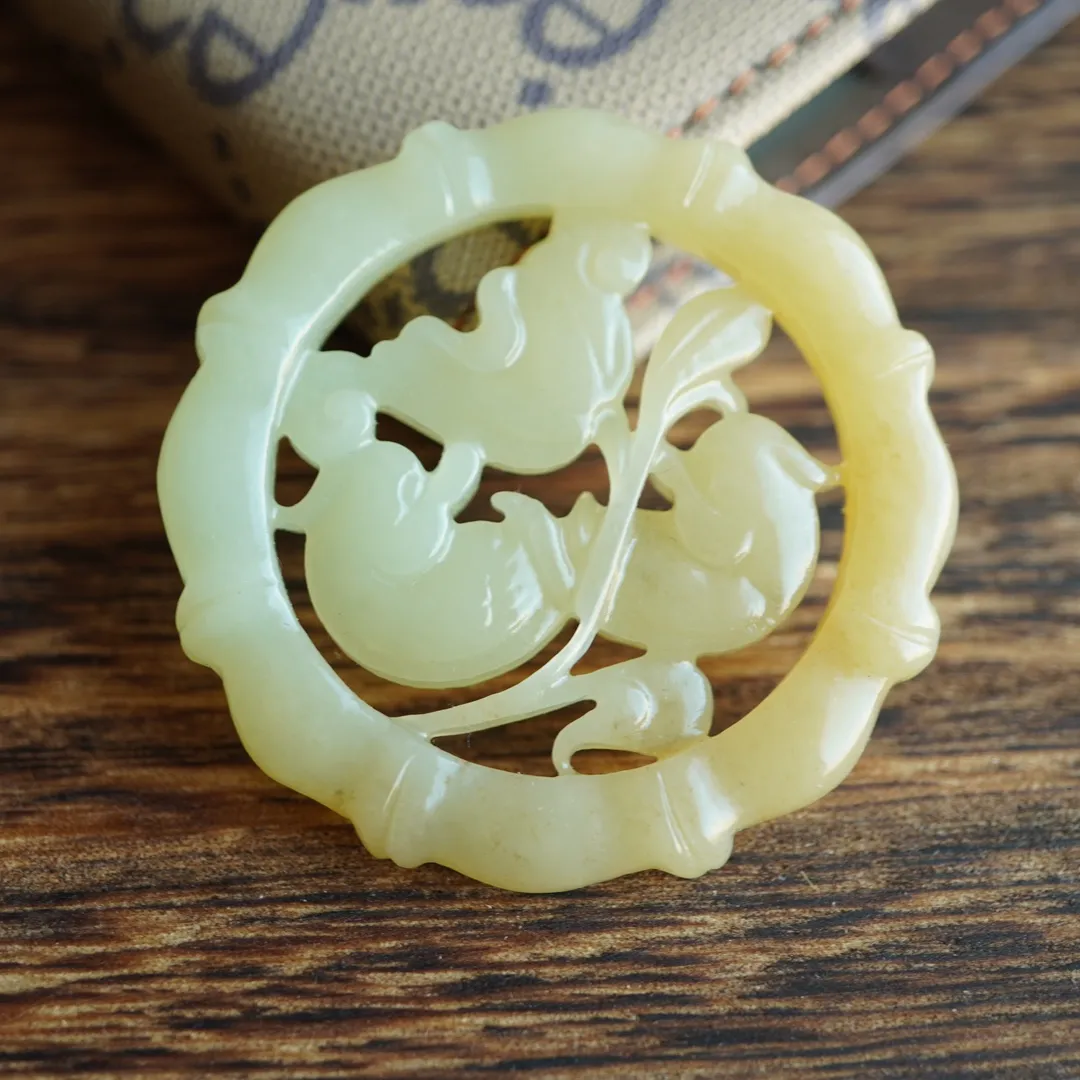 【和田玉 糖料俏色百年好合】一款非常精致漂亮的老坑且末和田玉糖料俏色镂空鸳鸯 荷叶吊坠 苏工手工雕刻 雕工精致 颜色漂亮 玉质细腻油润 脂粉足 规格49.6×6.2m 20.6克 左右