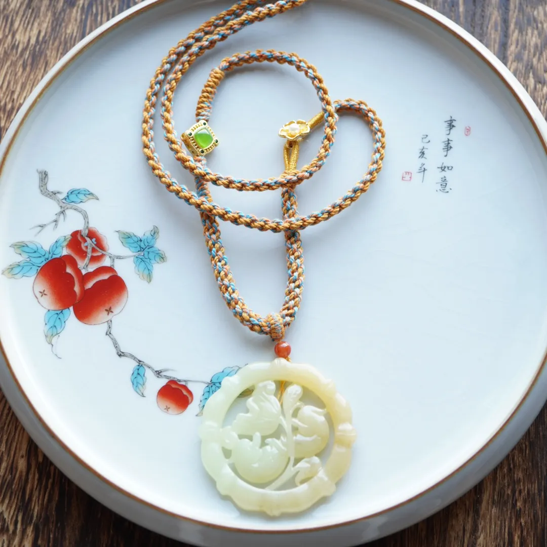 【和田玉 糖料俏色百年好合】一款非常精致漂亮的老坑且末和田玉糖料俏色镂空鸳鸯 荷叶吊坠 苏工手工雕刻 雕工精致 颜色漂亮 玉质细腻油润 脂粉足 规格49.6×6.2m 20.6克 左右