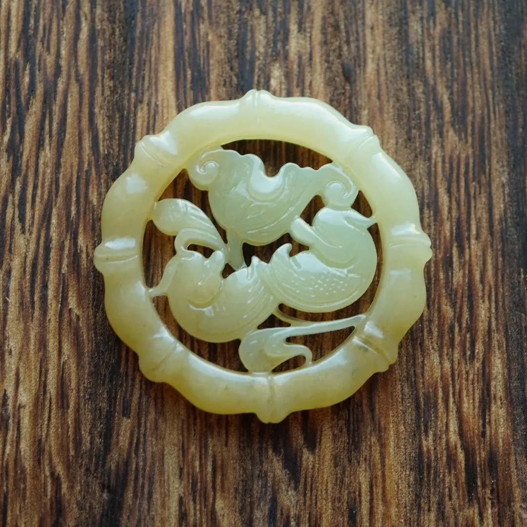 【和田玉 糖料俏色百年好合】一款非常精致漂亮的老坑且末和田玉糖料俏色镂空鸳鸯 荷叶吊坠 苏工手工雕刻 雕工精致 颜色漂亮 玉质细腻油润 脂粉足 规格49.6×6.2m 20.6克 左右