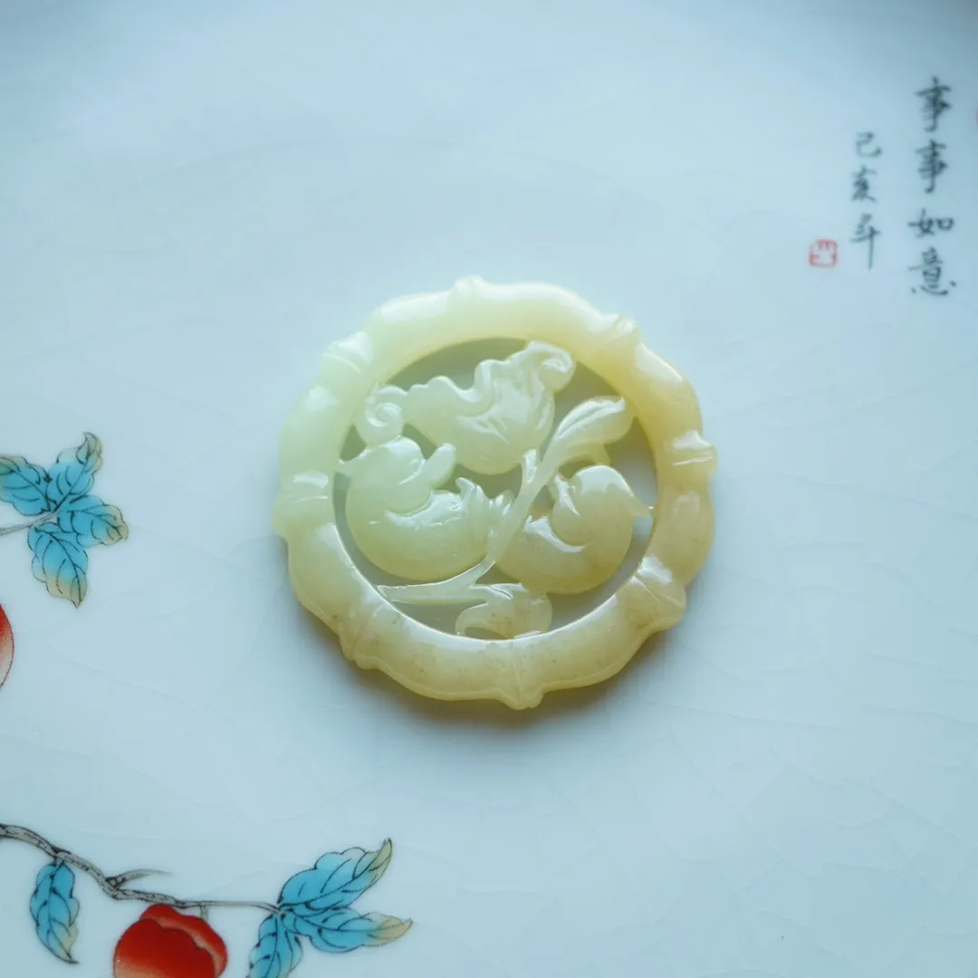 【和田玉 糖料俏色百年好合】一款非常精致漂亮的老坑且末和田玉糖料俏色镂空鸳鸯 荷叶吊坠 苏工手工雕刻 雕工精致 颜色漂亮 玉质细腻油润 脂粉足 规格49.6×6.2m 20.6克 左右