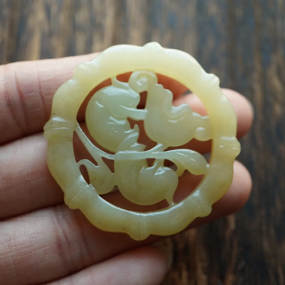 【和田玉 糖料俏色百年好合】一款非常精致漂亮的老坑且末和田玉糖料俏色镂空鸳鸯 荷叶吊坠 苏工手工雕刻 雕工精致 颜色漂亮 玉质细腻油润 脂粉足 规格49.6×6.2m 20.6克 左右