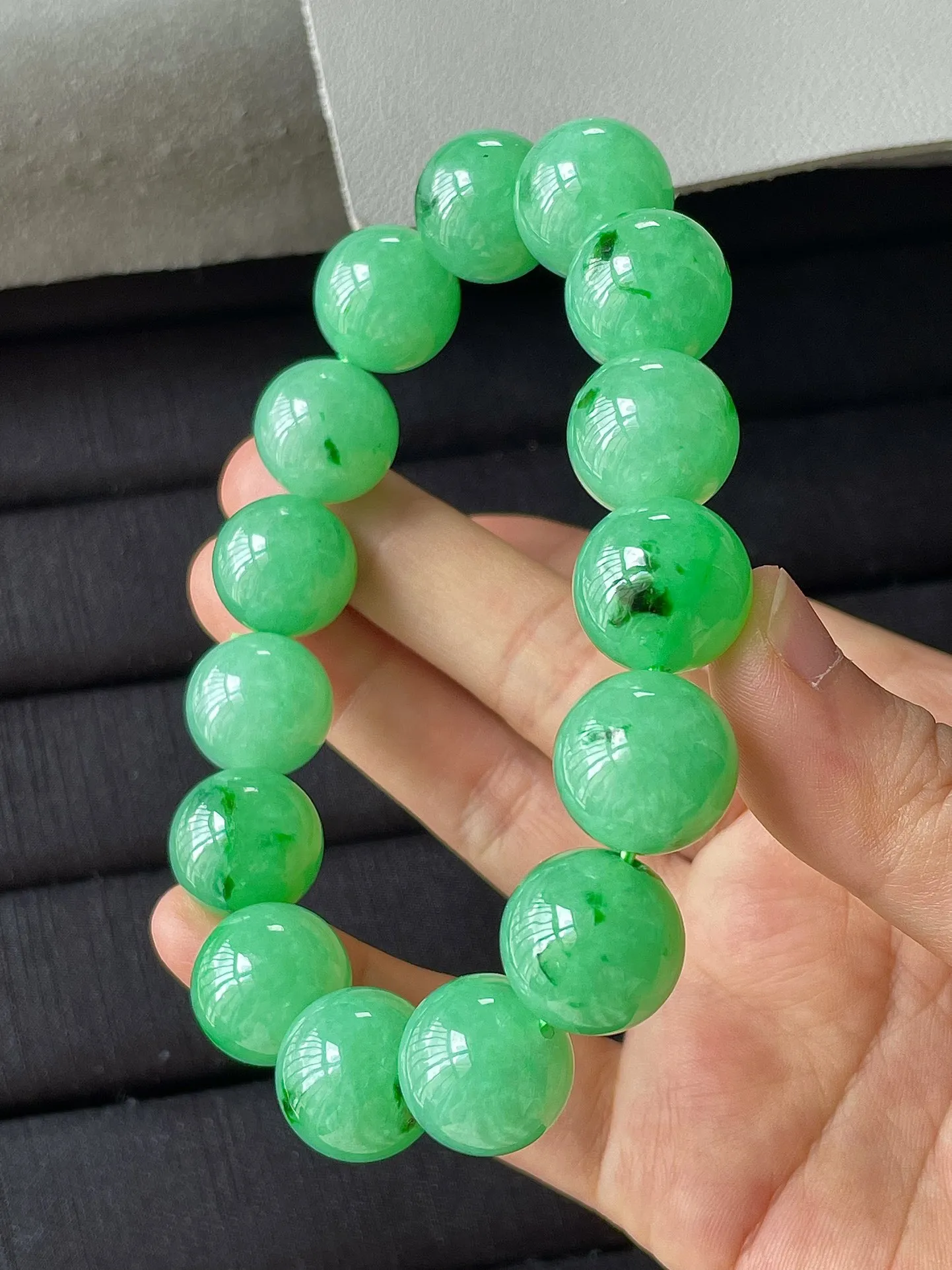 冰阳绿手串，无纹无裂，色泽艳丽，大颗，尺寸15
