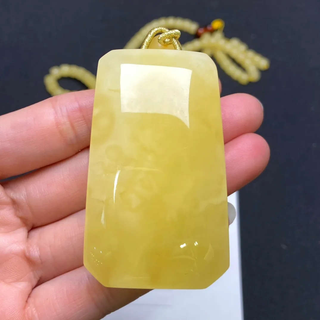 天然俄料鸡油黄蜜蜡无事牌吊坠，圆润饱满，蜡质浓厚，高货品质[强]尺寸60.8×35.5×18.3mm 坠重33.6克 一套重58.1克  设计天然蜜蜡项链。