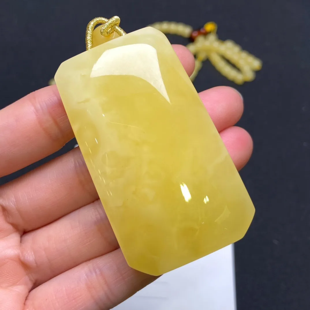 天然俄料鸡油黄蜜蜡无事牌吊坠，圆润饱满，蜡质浓厚，高货品质[强]尺寸60.8×35.5×18.3mm 坠重33.6克 一套重58.1克  设计天然蜜蜡项链。