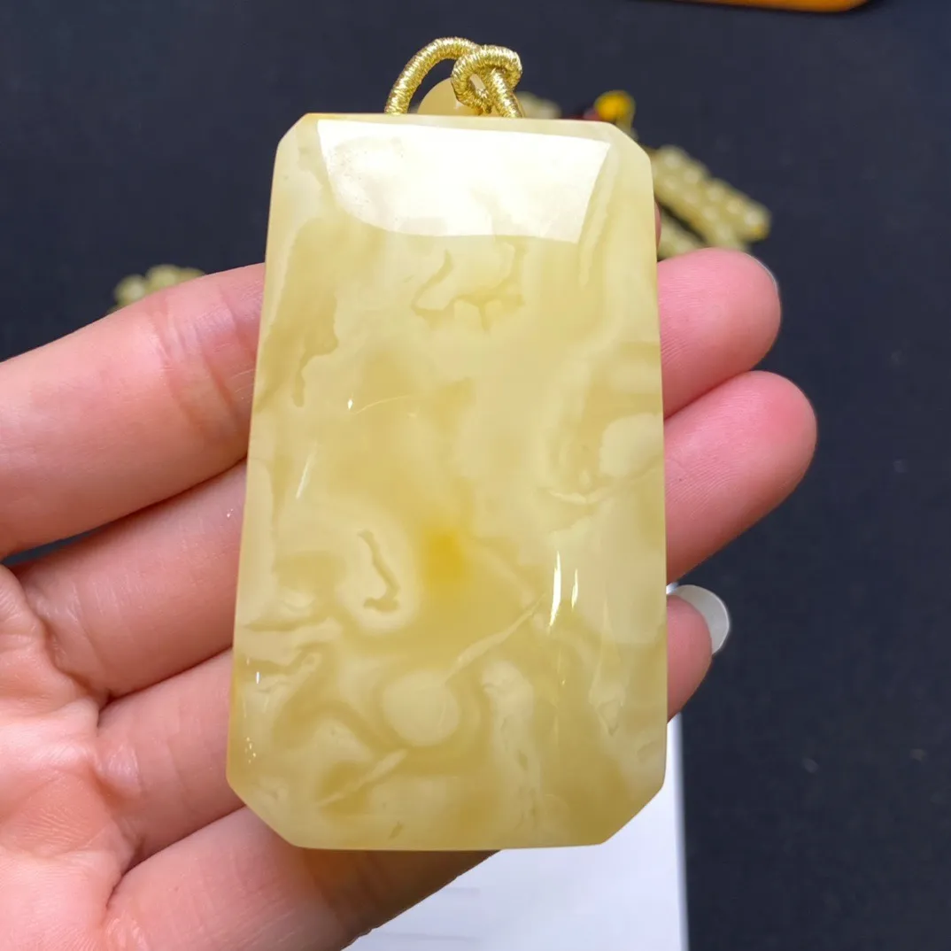 天然俄料鸡油黄蜜蜡无事牌吊坠，圆润饱满，蜡质浓厚，高货品质[强]尺寸60.8×35.5×18.3mm 坠重33.6克 一套重58.1克  设计天然蜜蜡项链。