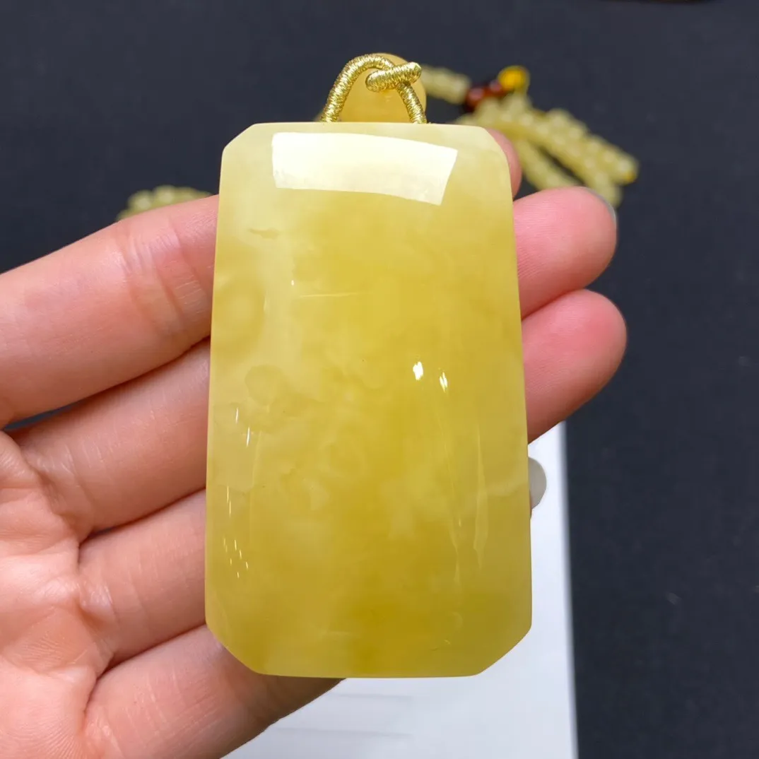 天然俄料鸡油黄蜜蜡无事牌吊坠，圆润饱满，蜡质浓厚，高货品质[强]尺寸60.8×35.5×18.3mm 坠重33.6克 一套重58.1克  设计天然蜜蜡项链。
