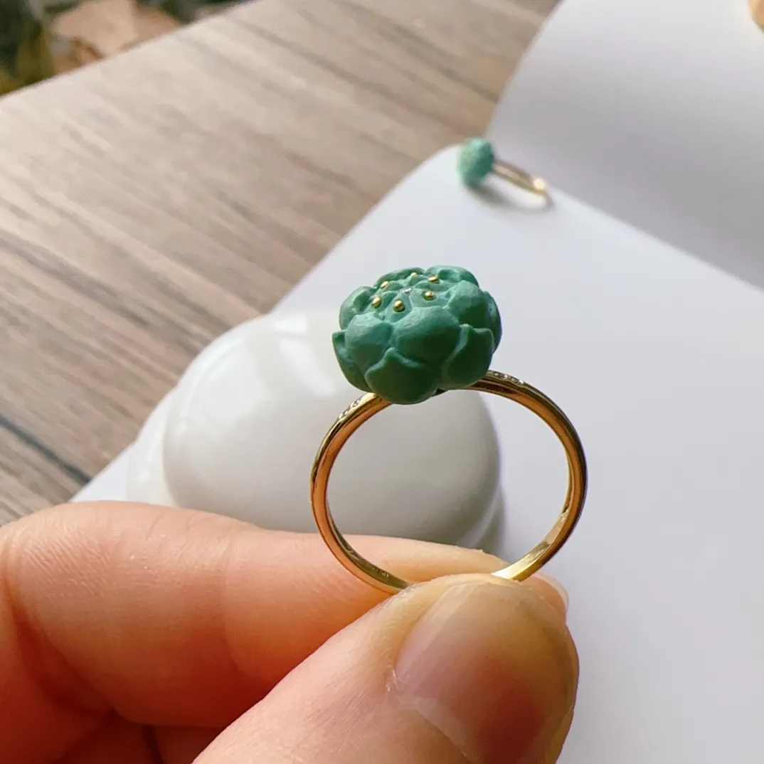 天然绿松石莲花戒指，高瓷高品绿松，18k金镶嵌，伴镶钻石，裸石规格10.8mm，一件价，同款随机发